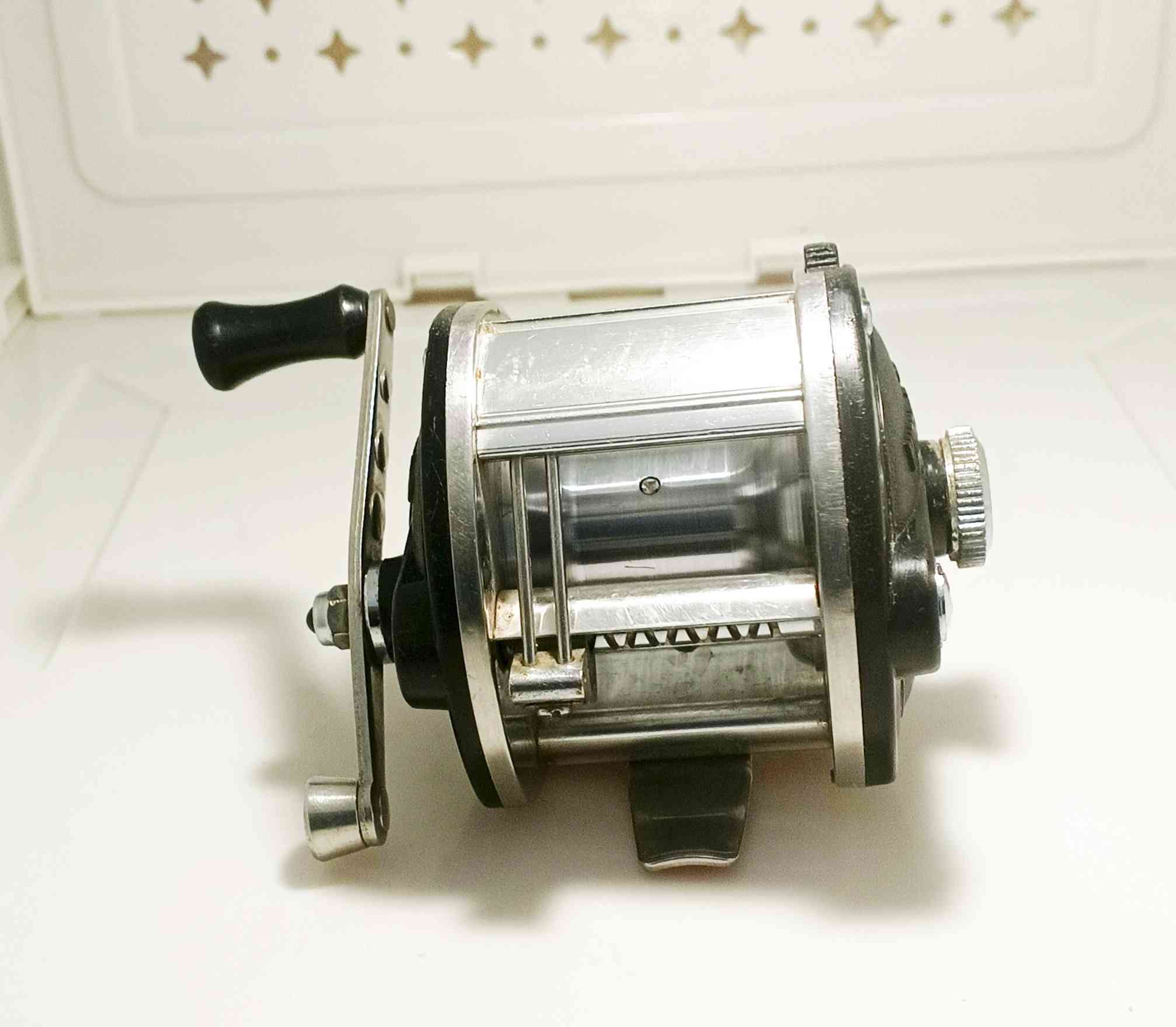 السعر // 25,000 // التوصيل مجاني 
Olympic Midget No. 2 LW-II (Made in Japan)
(بكرة أوليمبيك يابانية أصلية - الإصدار المطور)
------------------------
1- بلد المنشأ: اليابان (صناعة يابانية أصلية بالكامل).
2- نوع البكرة: بكرة صيد تقليدية (Conventional Reel) مخصصة للقوارب أو الصيد الثقيل.
3- هيكل متين: الجوانب مصنوعة من مادة "الباكلايت" القوية المقاومة للتآكل والأملاح.
4- نظام توزيع الخيط (Level Wind): مزودة بموزع خيط أوتوماتيكي لضمان ترتيب الخيط على "البكرة" ومنع التشابك.
5- معدن مقاوم للصدأ: المقبض والذراع مصنوعان من الفولاذ المقاوم للصدأ عالي الجودة (18-8 Stainless Steel).
6- بكرة التخزين (Spool): مصنوعة من الألمنيوم الخفيف والمتين لتحمل ضغط سحب الأسماك.
7- نظام التنبيه (Clicker): تحتوي على مفتاح جانبي لتفعيل صوت التنبيه عند سحب السمكة للخيط.
8- التحكم بالاحتكاك: مزودة ببرغي جانبي (Tension Knob) للتحكم في سرعة دوران البكرة .


**إذا كنت صاحب هذا الإعلان وتريد حذفه لأي سبب، رجاءا أرسل رسالة إلى الدعم الفني**