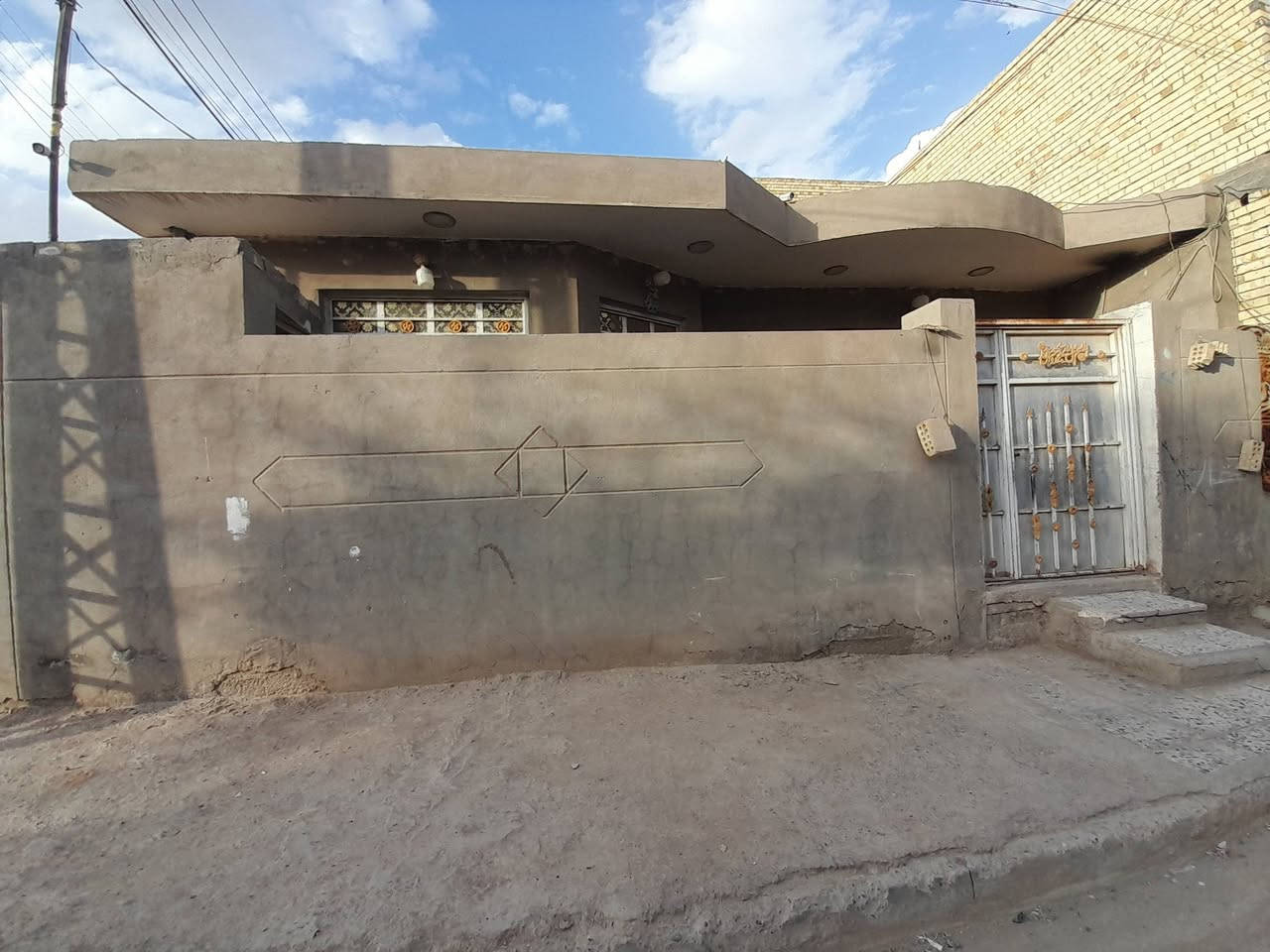 سلام عليكم دار للبيع المساحه 100متر مربعه 10×10ركن بناء جديد العنوان الرشاد شارع التانكي السعر 75 مليون للأستفسار الاتصال على الرقم ***********
