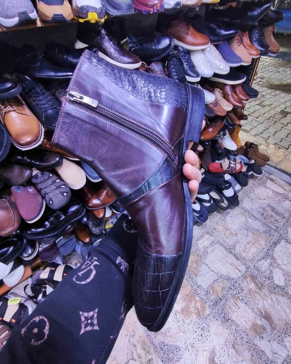 ماركة مورسكي ايطالي الصنع 
قطعه جديدة أصليه اورجنال 
ربع بوت جلد طبيعي داخل وخارج 
قياس ٤١ 
السعر ١١٥ ألف 
مكان كرادة داخل مجاور دايموند مول في فرع علاء حداد محل الأيطالي الايطالي


**إذا كنت صاحب هذا الإعلان وتريد حذفه لأي سبب، رجاءا أرسل رسالة إلى الدعم الفني**