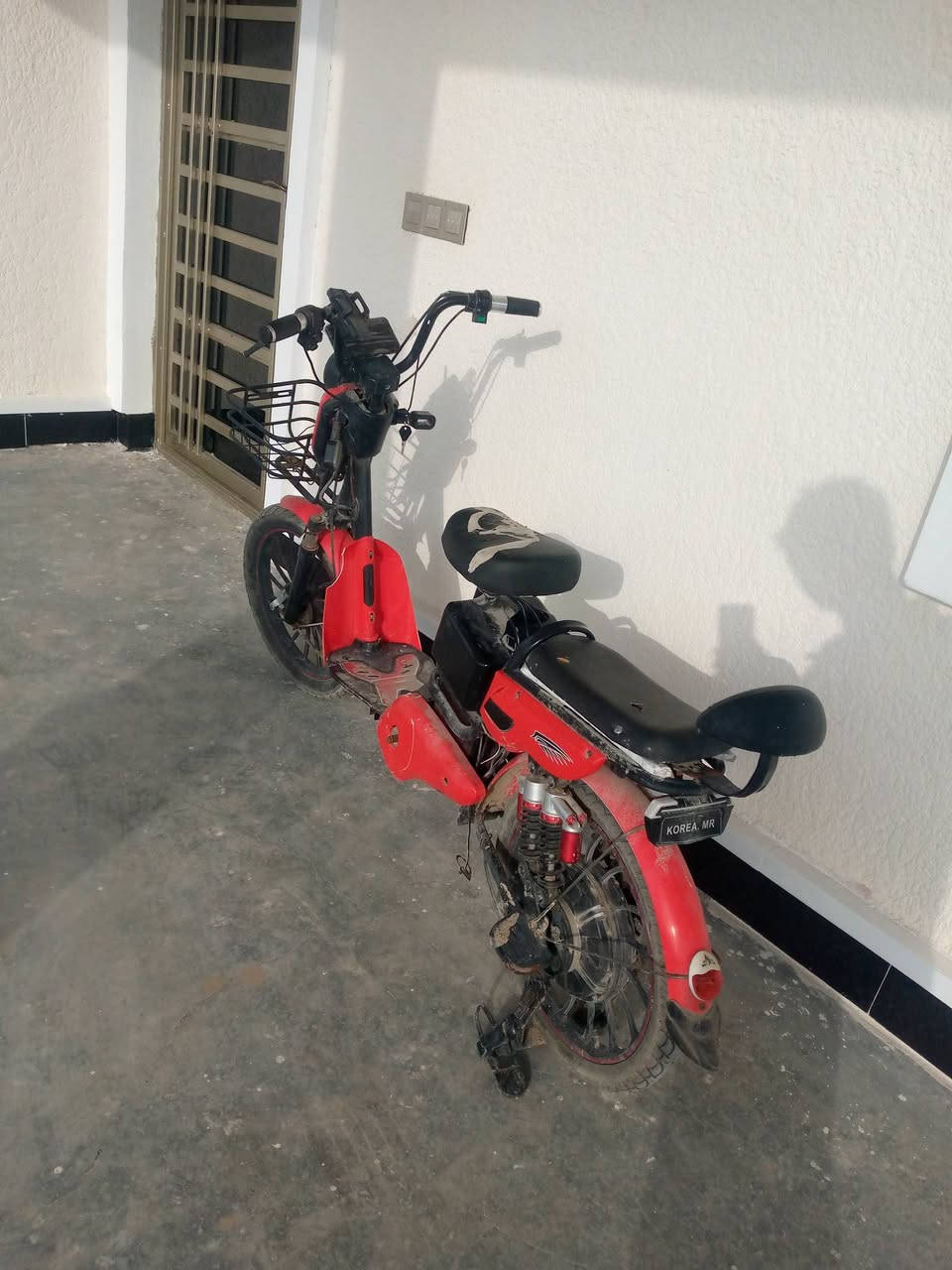 سلام عليكم دراجة للبيع الدراجة نضيفة لاكن متروكة اشحن الدراجة اطلع تأشر احمر ماعرف شنو السبب السعر 190 وبيه مجال قليل المكان بغداد اليوسفية الاتصال ***********
