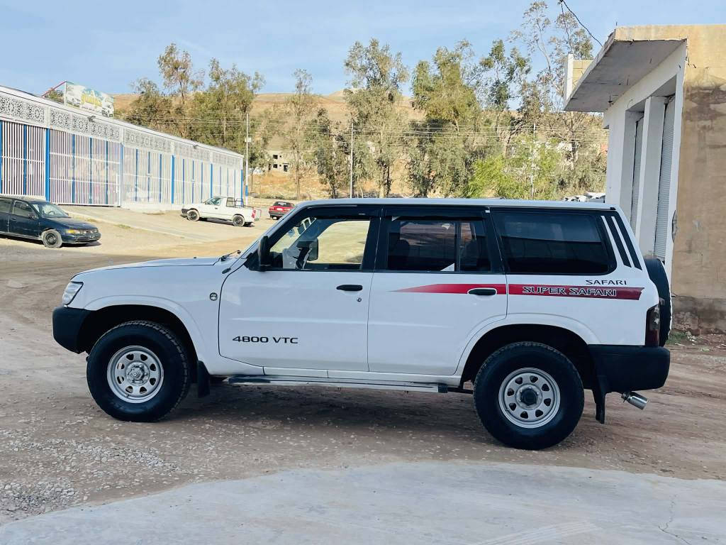 نیسان پەترۆل 2001  بۆ فرۆشتن.محسن  غاز و بەنزینە شاشە ئەیپاتە ناوی لە حاسیبەی نیەشانسی هیچی پێوەنیە شانسی نەتەقیوه گێرو مەکینە و تەبریت و دەبل ئەکسلی بەشەرت سبوغ پارچەک و دوو پەڵەی بۆیاغە بێ ناوگرتن پێش و پشتی کەپسە هیچی پێوە نیە 
چوار تایەی نوێی لەژێرە
توندوتۆلە مالی دۆستە
نرخی 93 گەڵاو معامەلە.
ژمارەی خاوەن کاڵا شوێن کۆیە *********** كويسينجاك, أربيل
