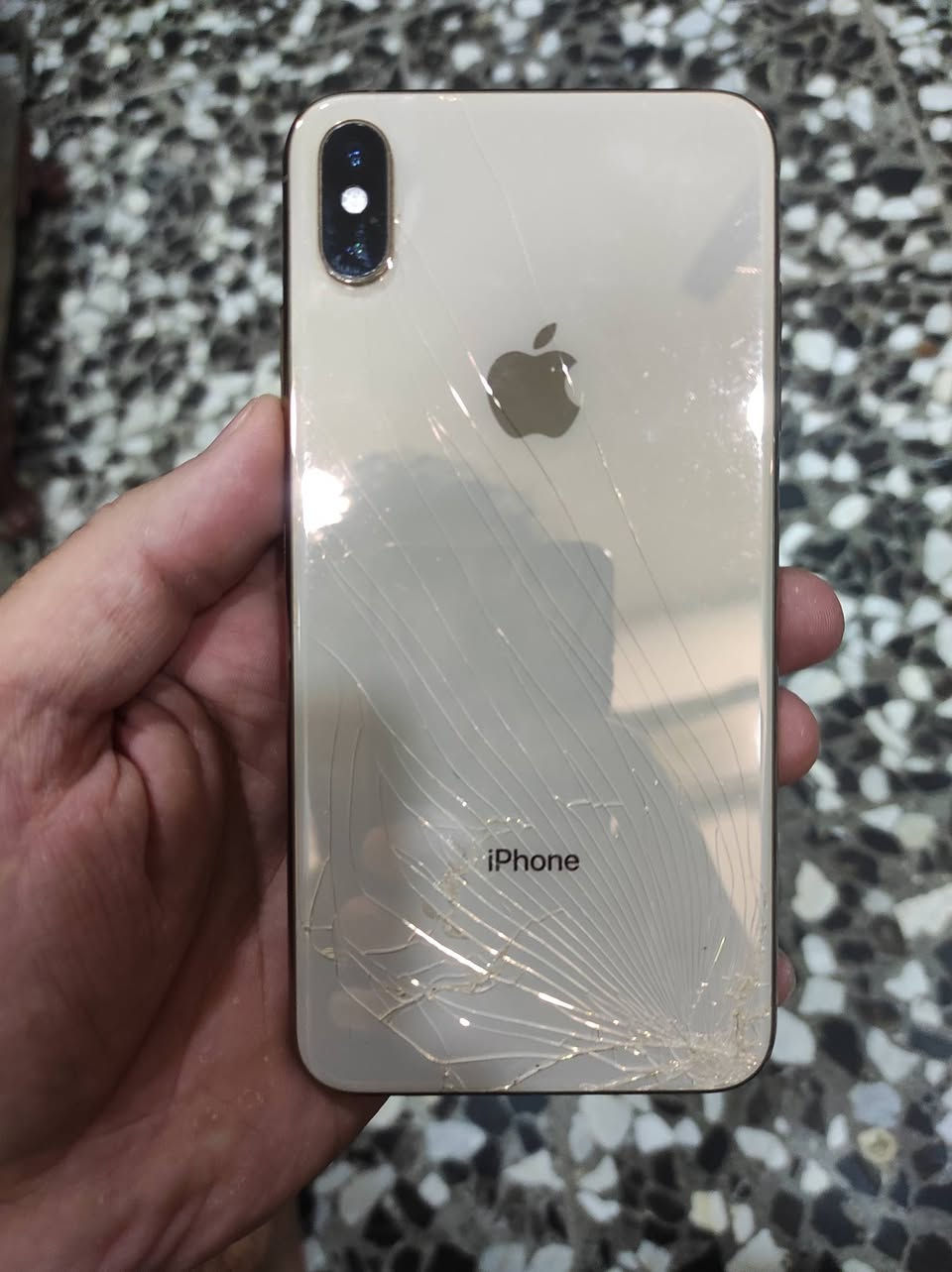السلام عليكم للبيع ايفون xs max 
ذاكرة 256 مبدل بطارية اصلية نسبة 92%
شاشه بلاد فيس ايدي شغال فطر ب ضهر موضح ب صور 
الجهاز فقط الخط مالته يعني يقرأ سيم كارت بس تطلع لا توجد خدمة فقط السيم كارت سعر 125. بي مجال بسيط حك حيه فقط شراي اتصل *********** مكاني بغداد الدوره
