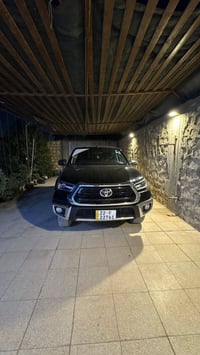 تيوتا هايلوكس  موديل2023 السياره كلش نضيفه ومناقصها برغي  ومعروفه المو...