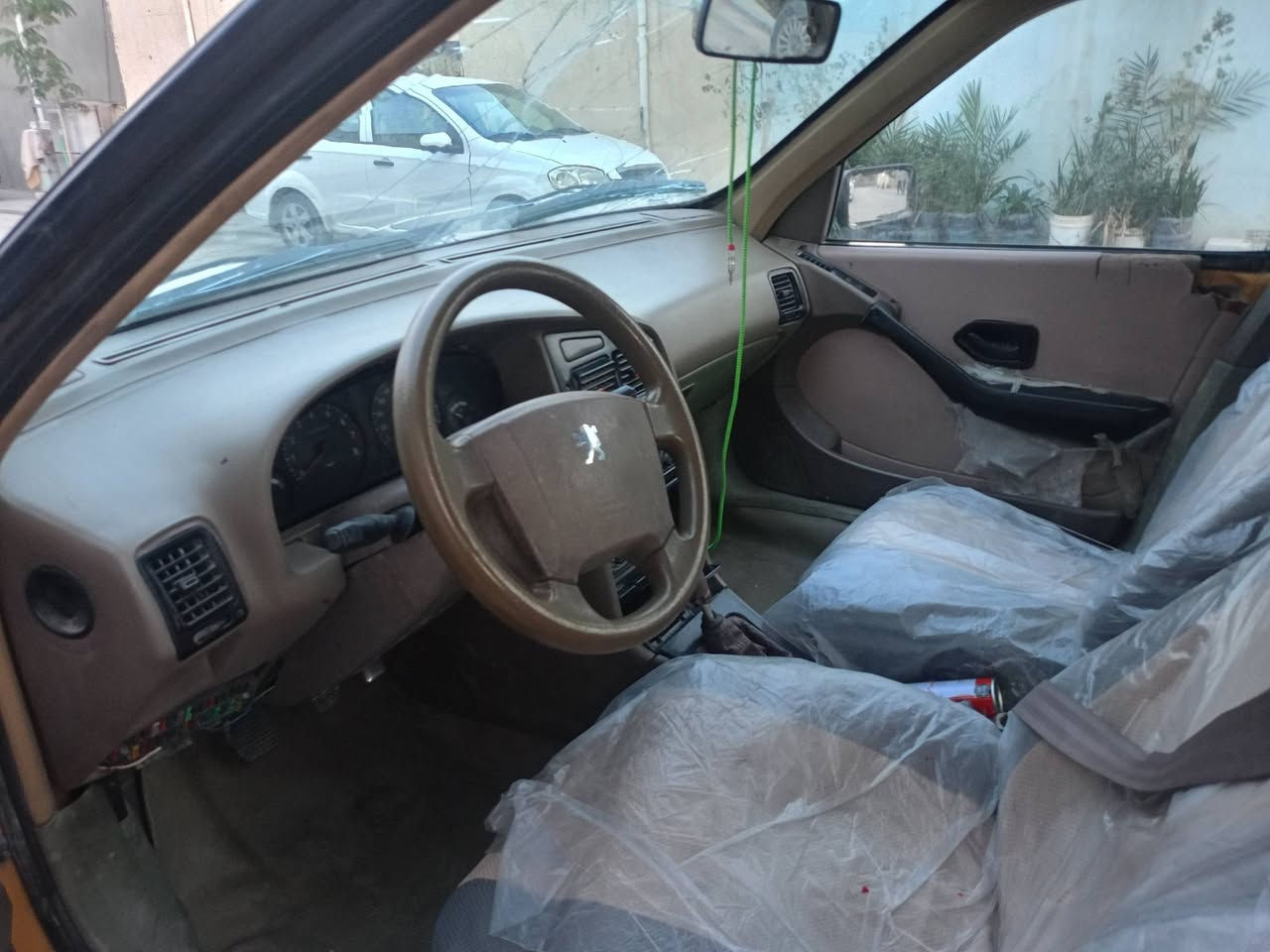 السلام عليكم بيجو 405 موديل 2010
مصفره هيئه وغرامات السياره خير من الله 
اي نقص مابيها عوزه فقط تبريد كهربائيات كلها شغاله
السعر 20 وبيها مجال بسيط مكان نجف ***********
