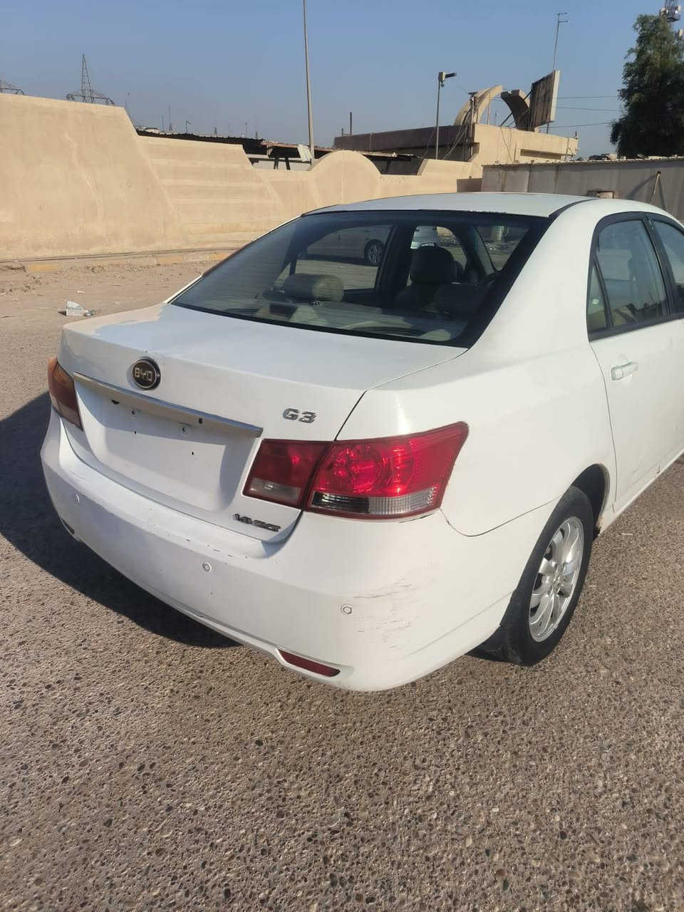 السلام عليكم 
BYD G3 2014 مزاد 
مكينة وكير مكفولات لاتنقيص ولاتبخير شرط شلعة ومعدل ، عليها ادامة نوزلات بلكات جدد مجاول جدد ، فيت بم جديد ، فلتر بانزين شاشة اصلية وكامرة حساسات كلها شغالة اشارة ترحيب كهربائيات كلها شغالة مابيها نقص سيارة جاهزة من كلشي وبيها شوي خياس بلباب مال سايق محرك 1800 كير اوتماتيك مبدل فلاوين + كير حاوية جديد ياباني محرك لانسر  سيارة مصروف عليها هواي الله شاهد لابيها ضربه ولا كص سيارة كلها ختم واحد ترايك للبصرة وتترقم بابل مشروع وطني نقصها بس غاز تبريد السعر 40 وبيها مجال رجاءا لحد يكسر بسعرها سيارة متعوب عليها ومصروف عليها هواي المو شراي لايتعبني  للاستفسار ***********
