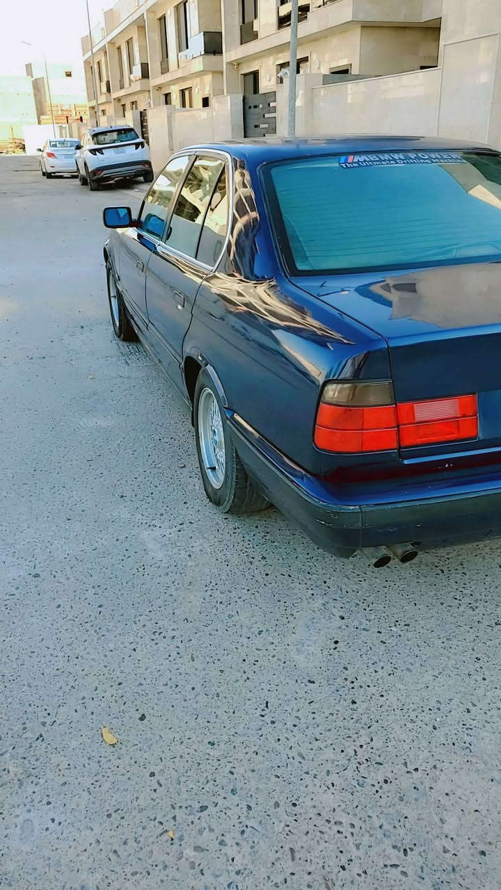 السلام عليكم BMW 1991
 مكينة مسكر تك فانوس حاوية قبل سبوع شادهة 
السيارة صبغ عام بدون حادث 
رقم بغداد سنويه وهزة جديد بسمي 
تخم تاير جديد صدرامامي جديد 
باتري جديد ادامة منضومة وقود كاملة
مروحة كهرباء تبريد شغال 
كهربائيات كلها شغاله 
السعر 58 وبيها مجال 
مكان السيارة بغداد ***********
