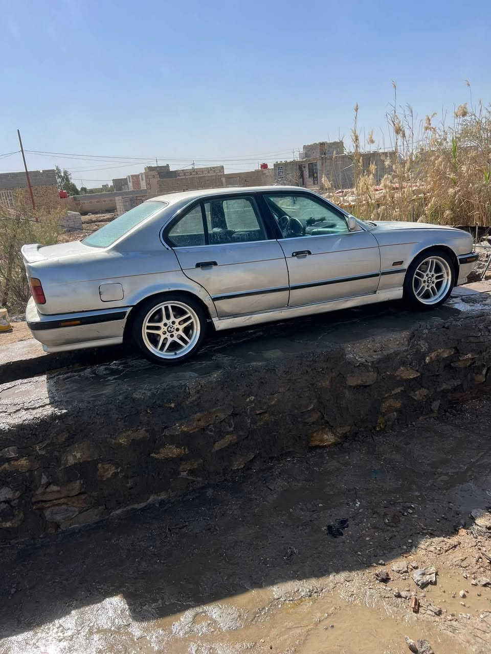 سلام عليكم للبيع بي ام 535 موديل 91 مكينه مسكر 6 سلندررقم نجف حداديه جديده ضربتها واضحه بالصوره الجاملغ الخلفي السعر 38 رقم موبايل *********** المكان سماوه
