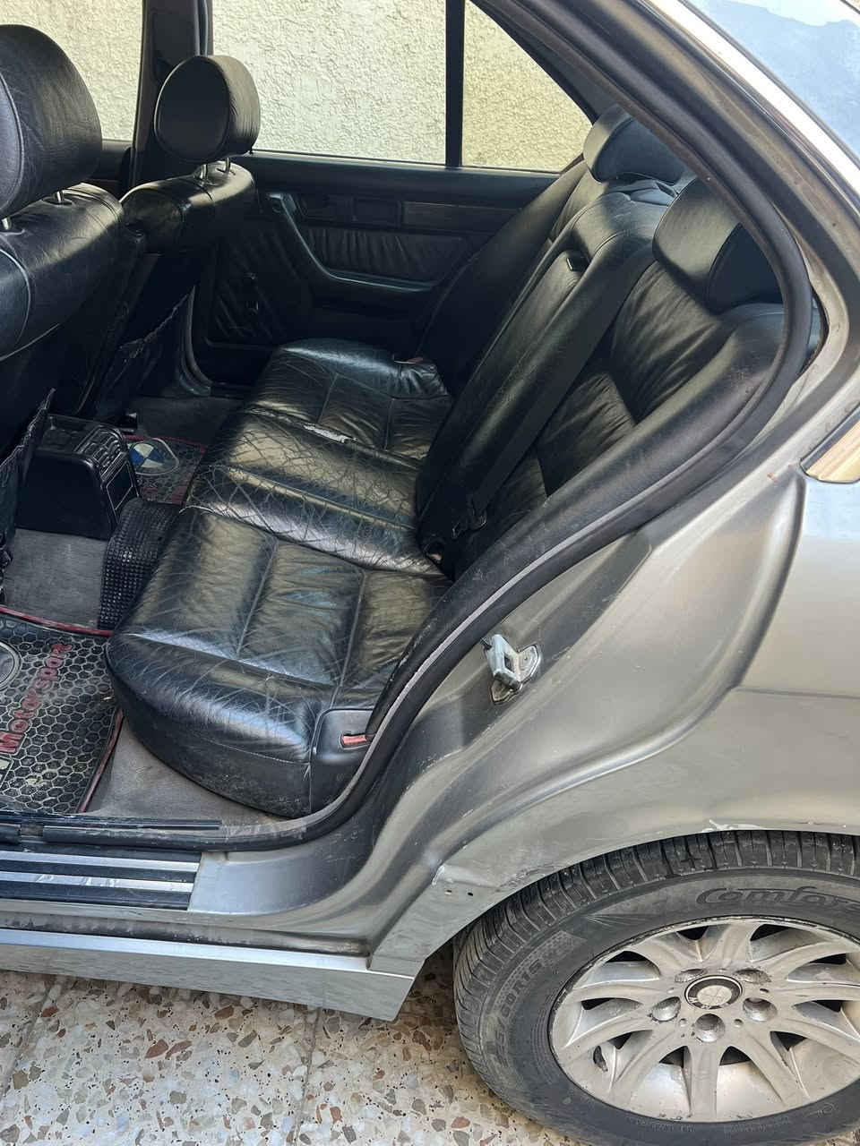 للبيع BMW موديل 1988 بأسمي سنوية مجددة لل2027  مكينة وگير مجفتات تجفيت كامل جديد صدر امامي خلفي وگاردن وصلنصا كله معمر كهربائيات شغالة والگشر مثل ماموضح بالصور بس جراد قليل بالبنيد ب41ورقة وبيها مجال  مكاني بغدادالدورة شارع 60 رقم موبايل ***********-***********
