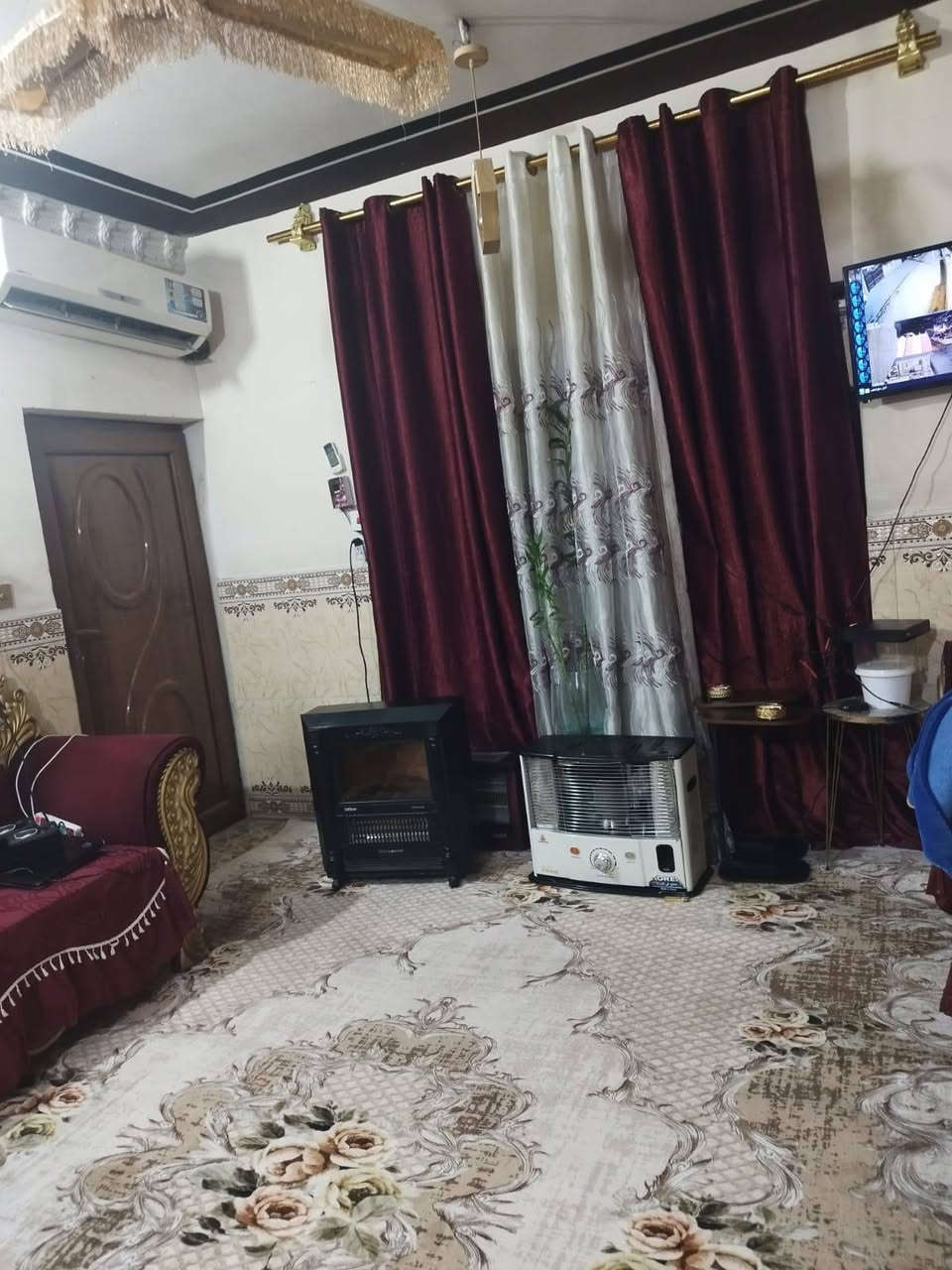 السلام عليكم بيت للبيع طابو صرف طابقين المساحة 100 متر 10في 10 يحتوي على 3غرف نوم صاله مطبخ صحيات مدخلين الموقع الدورة حي اسيا 
***********
