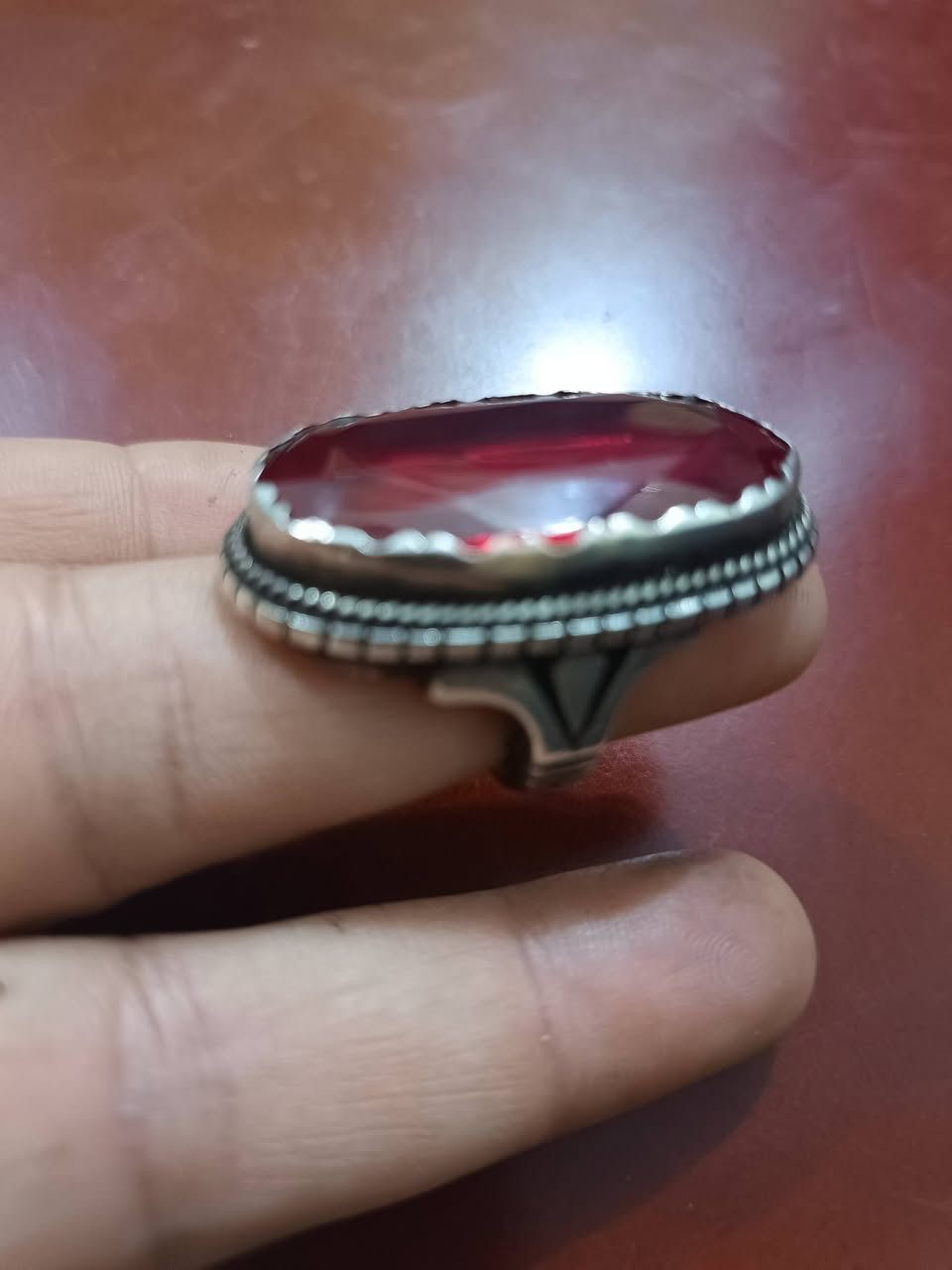 السلام عليكم خاتم متوج بياقوت باريسي مترش طول الحجره 4سنم قياس الخاتم 21/22صياغه ثقيله ***********بغداد مدينة الصدر
