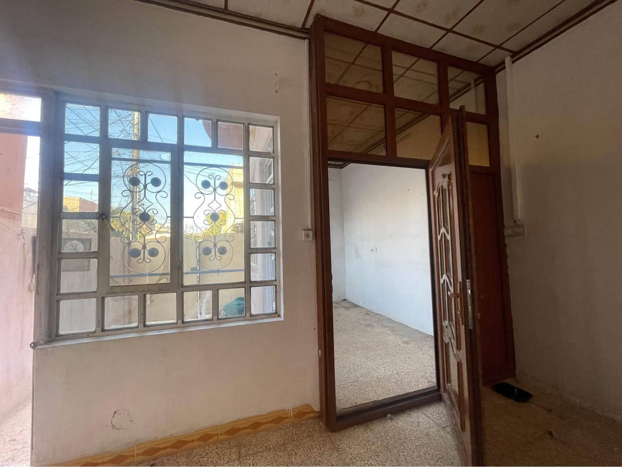 بيت للايجار في حي عدن   مقابل جامع العليم 100 متر طابق واحد

مكون من غرفة نوم وهول واستقبال ومطبخ ومشتملات

السعر275 الف  للاتصال ع الرقم ‭0770 393 4530‬ موصل, نينوى

