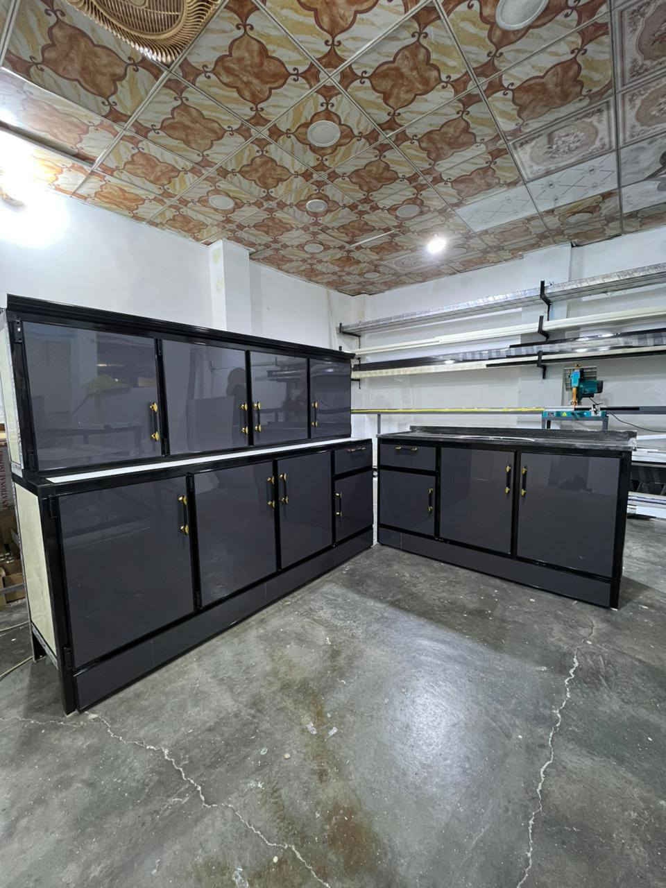 الجمال هذا كله ب 375الف
كونتر مترين. سنك متر ونص مع المرمر 
رفوف بنل سقف ارضي كله بنل 
توصيل. داخل رمادي 5 الف 
***********
