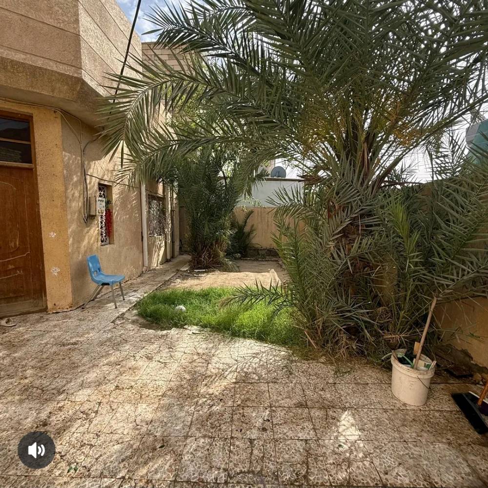 الدار للبيع 300 متر 
واجهه 15متر 
نزال 20 متر 
استقبال 
هول 
غرفتين منام 
حمام داخلي +حمام خارجي 
حديقه 8*4
كراج 11*7.5
يكفي  سيارتين 
البيت طابق واحد 
السعر 525
 للاستفسار الاتصال على الرقم
