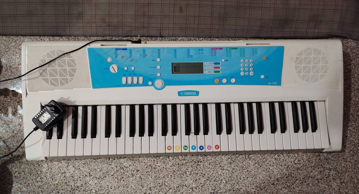 للبيع أورغ Yamaha EZ-J220 بحالة جيدة
🎹 النوع: Yamaha EZ-J220
✅ يعمل بشكل جيد
✅ مناسب للمبتدئين وتعلّم العزف
✅ يحتوي على أصوات وإيقاعات تعليمية متنوعة
✅ سماعات مدمجة وشاشة عرض
✅ مع المحولة (الشاحن) الموجودة بالصور
💰 السعر: 125,000 دينار
 عراقي فقط وبي مجال
📍 فرصة مناسبة لمن يرغب بتعلم العزف أو اقتناء أورغ ياماها بسعر ممتاز.
للاستفسار أو المعاينة يرجى التواصل على هذا الرقم ***********
او على الواتساب
