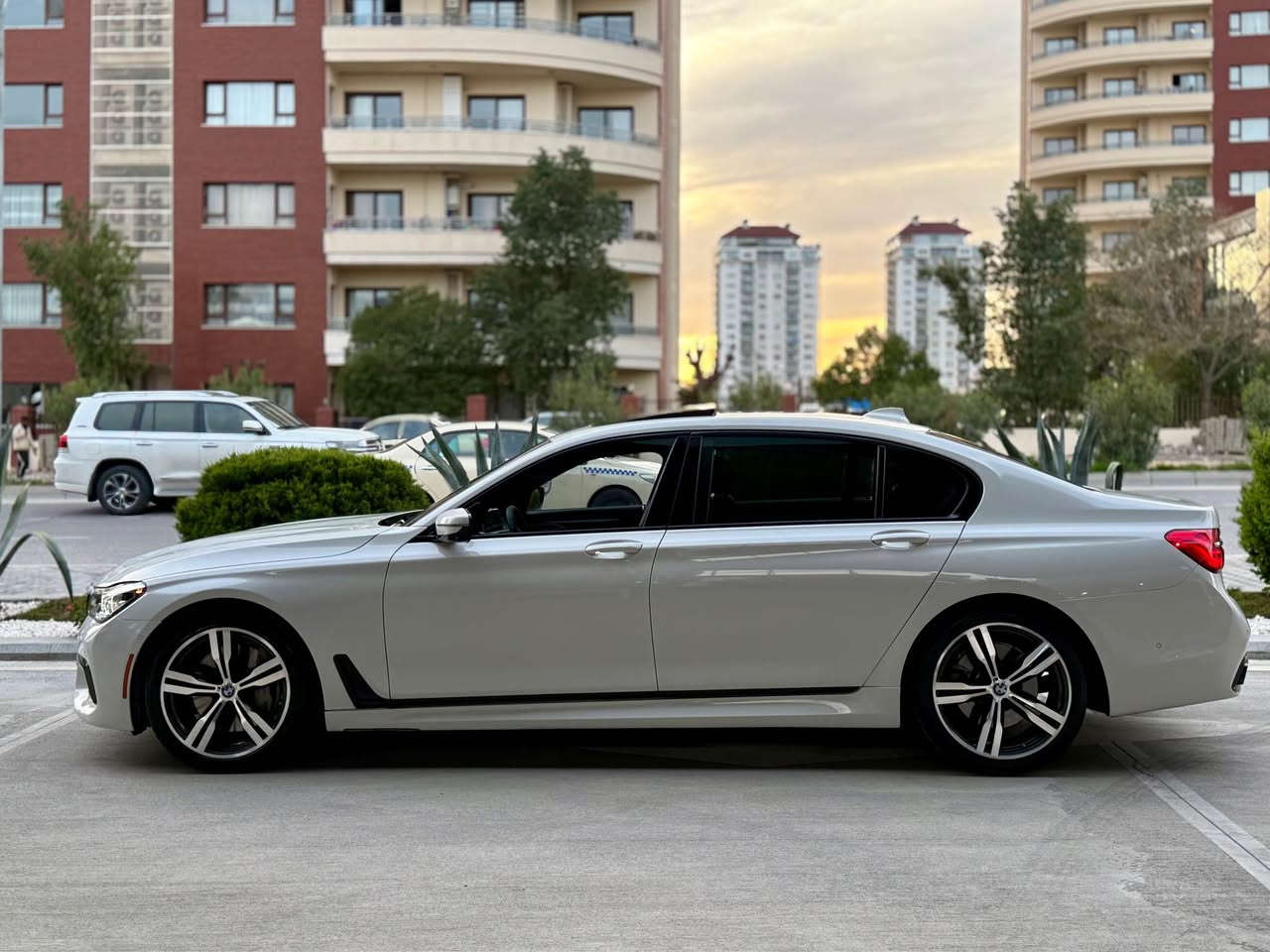 بي ام دبليو 750LI موديل 2019 

 سيريس 7 فول فول مواصفات سلايد 

ا‎ماشي 140,000 الف كم 

ا‎اللون ابيض 

ويل 21 ينج 

جام اسود ٪؜٨٠ قانوني

ا‎مادة المقاعد جلد ديزاين كريمي

ا‎عدد المقاعد 5

ت‎المواصفات :الكاميرا الخلفية - سقف بانورامي صقف نجوم - صندوق كهربائي  - التحكم على المنحدرات - ٤كاميرا 360 - تدفئة المقاعد  - كل باب شفت -رادار كبير-شغال-خمسة بردات -لايت دايناميك مع ستيرن-- تبريد المقاعد - بصمة - شاشة - مراقبة النقطة العمياء - التحكم التلقائي في درجة الحرارة - نظام فرملة الطوارئ - مصابيح الليزر الأمامية - تدفئة مقود القيادة - لوحة قيادة رقمية - أبل كاربلاي سماعات Harman Kardon - XDRIVE فور ويل

حادث سيارة نوض صبغ  بدون شخت بشرط 

ارخص سعر:- 243$ مجال بصيت 

سليمانية 

رقم صاحب سيارة:*********** السليمانية, العراق
