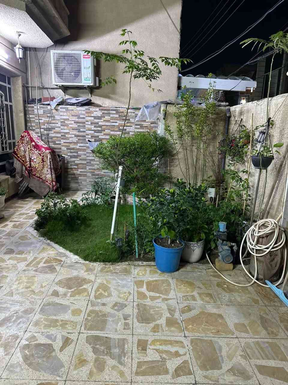 دار للبيع في ضباط البنوك مقابل العقار لا يوجد جار 

المساحه 150 م
الواجهة 7 ونص م
النزال 20 م

▫️الطابق الاول : كراج + حديقة + استقبال + مطبخ + خدمات + غرفه نوم + منور 

▫️الطابق الثاني ثلاث غرف نوم وخدمات 

ملاحضه مقابل الدار لا يوجد جار 

للاستفسار اكثر مراجعه مكتب ارض الرافدين للعقار

او الاتصال على : *********** محمد خالد
