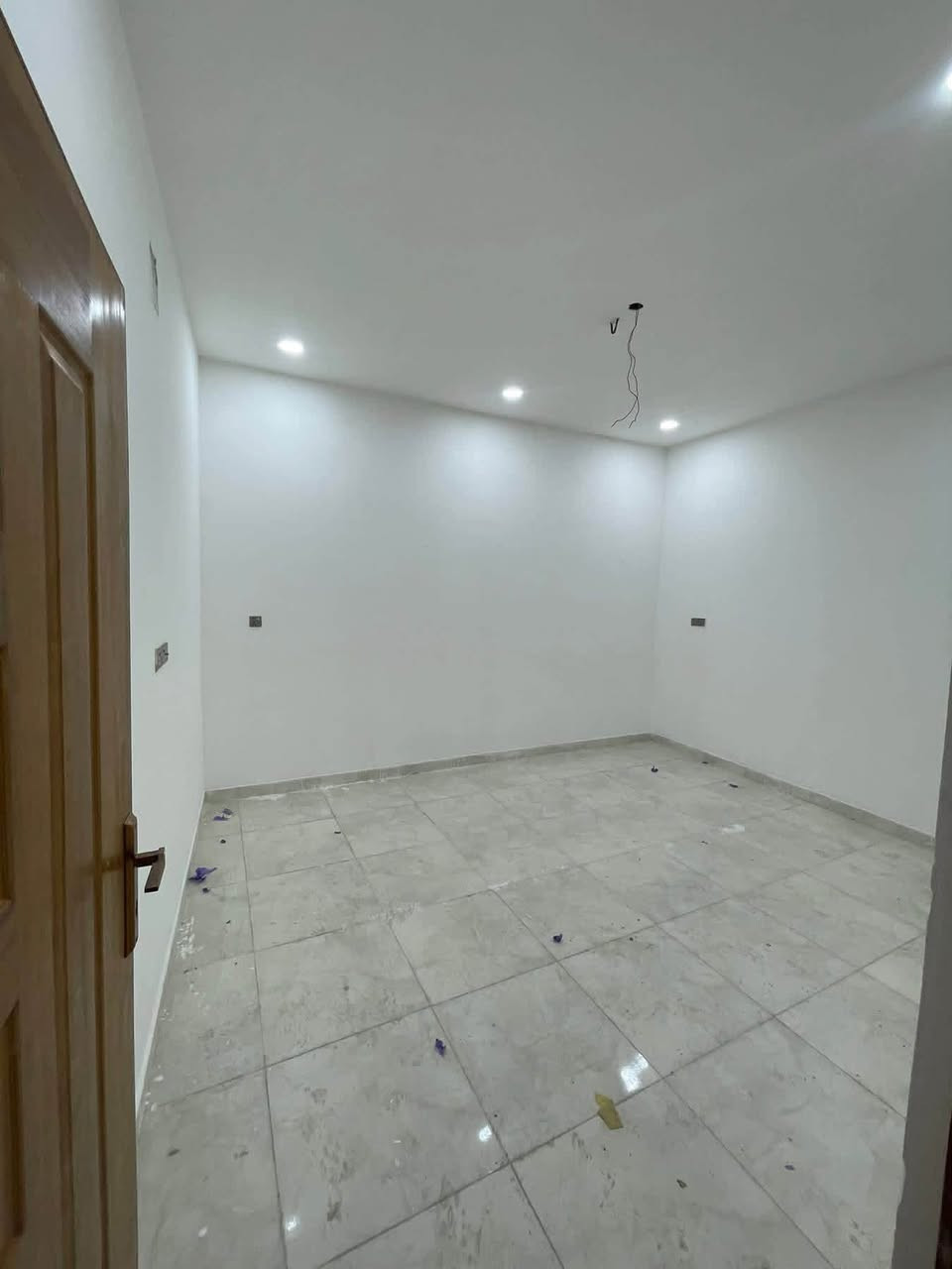 � دار للبيع – منطقة سكينة / مقاطعة 2/9

✨ البيت جديد وغير مستعمل

🔹 المساحة: 100 متر

🔹 سنة البناء: 2025 (بناء حديث)

🔹 عدد الطوابق: طابقين

🔸 توزيع الدار:

▪️ الطابق الأرضي:

 • استقبال

 • صالة

 • غرفة نوم

 • مطبخ حار وبارد

▪️ الطابق الثاني:

 • غرفة نوم

 • صالة

 • حمام

 • سطح شتايكر

🔸 المواصفات والتجهيزات:

✔️ حمام خارجي إضافي

✔️ صحيات كاملة درجة أولى مع الضمانات

✔️ أرضيات بورسلين أفضل نوع

✔️ درج مرمر درجة أولى

✔️ إنارة حديثة مع ضمان 10 سنوات

✔️ سخان ماء مع ضمان 5 سنوات

✔️ تانكي ماء عدد 2

✔️ أماكن سبالت دفن جاهزة

✔️ بورد كهرباء رئيسي + فرعي عدد 2 لكل طابق

✔️ كل طابق معزول بالكامل

✔️ سحب مولد مع الكهرباء الرئيسية

📍 موقع ممتاز وتشطيب راقٍ، جاهز للسكن فوراً.

📞 للاستفسار والمعاينة:

***********
