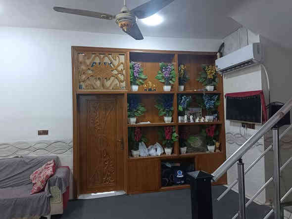 بيت للبيع المساحه 200متر كافة الخدمات ماء مجاري تبليط غرفتين نوم وصاله ومطبخ وستقبال صحيات داخليه وصحيات خارجيه جاهز للسكن اي نقص مابيه بناء طابوق جمهوري عنوانه طويريج حي الجمعية شارع مدرسة نبع المعرفه الاهليه قريب على الشط السعر 85مع المجال للتواصل ***********مكتب عقارات المحاسن
