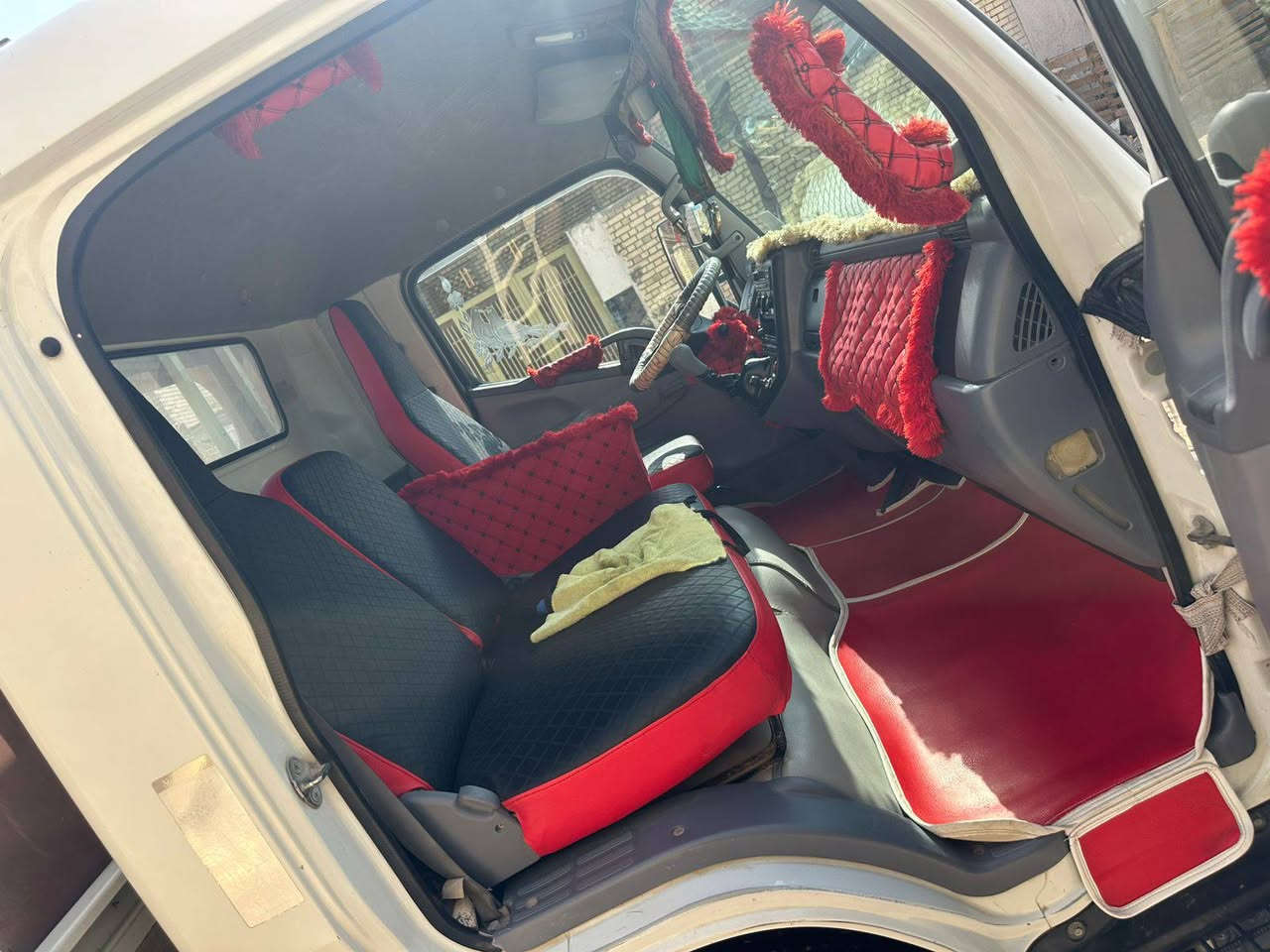 كنتر مستيبوشي 2016
للبيع سياره كفاله عامه كير محرك مكفولات 
بيها تخم تاير وتخم وياله ستيل كروم
حتى السونار موجود بنشر السعر 210
وبيها مجال مجال مكان السياره ميسان 
الرقم الهاتف***********
