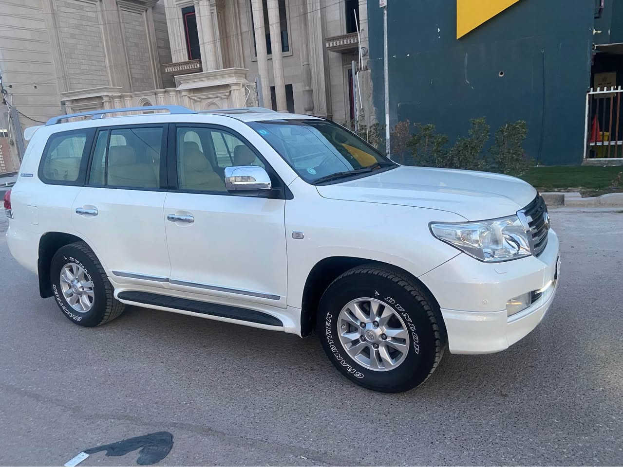 السلام عليكم لاندكروز موديل ١١ ستيني اصل تكمة وسنوية السيارة باسمي رقم دولي الجديد مكفول من حادث وصبغ وتبديل ومحرك وكير جاهزة ومابيها اي نقص تخم تاير وصدر جديد ونظافتها احلى من الصور 
فتحة سقف سلايت 
بصمة ابواب وتشغيل 
فور ويل 
سبعة راكب 
داخل جلد بيجي 
مقعد السائق كهرباء 
انارة داخلية
اشاير مري 
مري شفط 
تحكم ستيرن 
حساس امامي خلفي 
زراك لايت 
اضاءة زنون 
مكانها بغداد وسعرها ٣٢٥ للاتصال 
*********** بغداد, العراق
