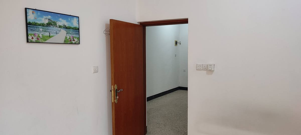 دار للايجار طابق ثاني
يتكون من صالة وغرفتين نوم مجهزة بسبلت ومكيف ومطبخ يحتوي على كاونتر
يفضل عائلة صغيرة 
للاستفسار /***********
