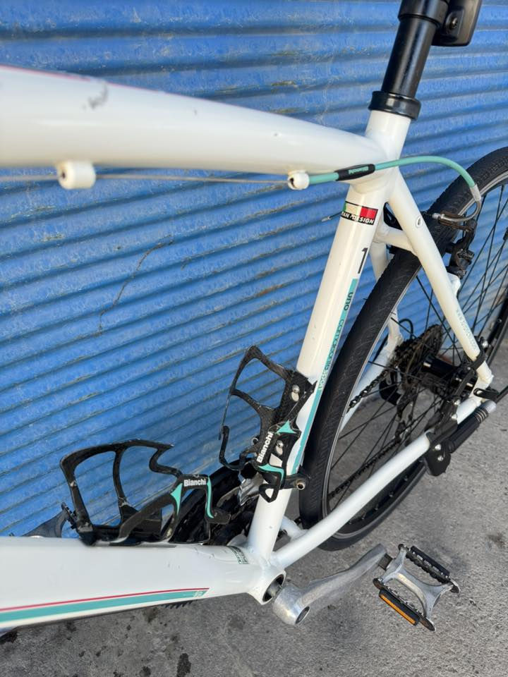 السلام عليكم اخوتي الطيبين 700 حجم 28 
قياس M فريم 51 ماركة (Bianchi) ايطالي الصنع 
عني  عن  التعريف  معدنه  المنيوم  سستم شيمانوا 
التوس نمره 3/8 بدلات شيمانوا سحب دفع اطارات
وياله بلادي الدراجة عل وضع شركة نظافة شوفت 
العين وضح بل صور سعرهاا 225 الف وبي مجال 
اخواني عنواني موصل توصل *********** 
تتوفر خدمة توصيل جميع محافظات العراق وتحياتي
