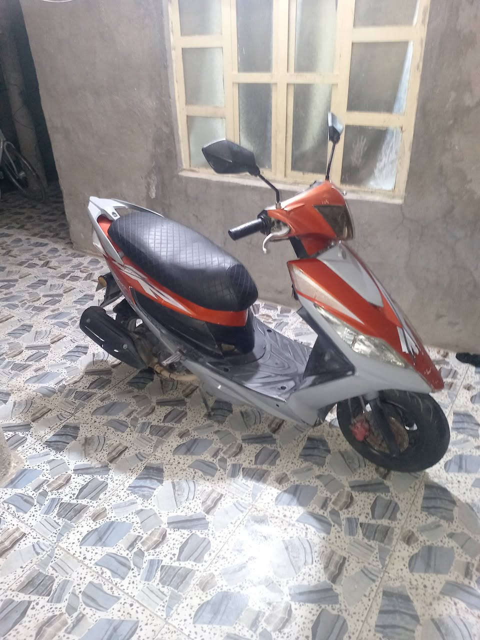 السلام عليكم موتور نحن للبيع رمادي شارع 20 سعر 450  ***********
