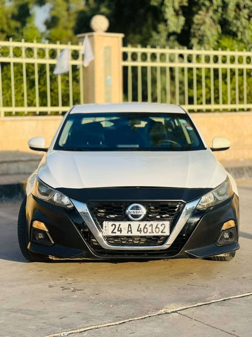 نيسان ألتيما 2019 للبيع 🚗
🛠️ حالة السيارة والضرر:
 الضرر: كارت بالبوند 🏷️.
 الصبغ والتعديل: نصف جاملغ صبغ 🎨، مع وجود تعديل بالدوسة وبخصّة بالجاملغ 🔧.
 الإيرباك والداخل: بدون إيرباك وبدون دواخل (سليم) 🛡️.
✨ مواصفات السيارة:
 نظام البصمة: بصمة تشغيل 🔑 + بصمة أبواب + بصمة صندوق 🚪.
 التشغيل عن بعد: متوفر 📲.
 الشاشة والترفيه: شاشة تدعم نظام كاربلاي (CarPlay) 🖥️ + كاميرا دوارة 🔄.
 الأمان: رادار أمامي ⚠️.
 المقاعد: كرسي السائق كهربائي 💺.
 الشحن: كيبل شحن قطعتين 🔌.
 أنظمة القيادة: مثبت سرعة 📍 + نظام القيادة الرياضي (Sport System) ⚡.
 اللون: أبيض ⚪.
📑 تفاصيل إضافية:
 الرقم: رقم دهوك 🚘.
 الورقيات والتحويل: السيارة باسمي والتحويل ثاني يوم مباشرة 📝.
 الهزة والوقود: هزة جديدة + كوبون البنزين متوفر 🎫.
 الحالة العامة: سيارة نظيفة جداً (مال بيت) 🏠✨.
📞 للاستفسار والاتصال:
 رقم الهاتف: *********** 📱
 السعر: 135 ورقة (وبيها مجال للطيبين) 💵
