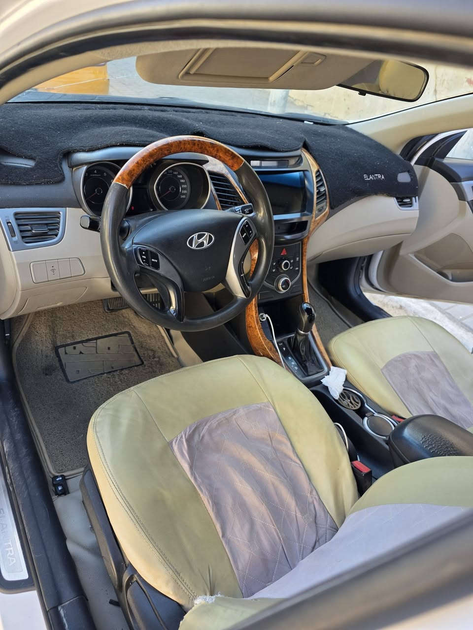 السلام وعليكم انترا خليجي فول ما عدا البصمه التقرير كدام عينك مكينه ٢٠٠٠ تخم تاير  المديل ٢٠١٥ انا مكلف بنشر المكان بصره رقم الاماني دولي بسمي السياره رقم الهاتف ***********
