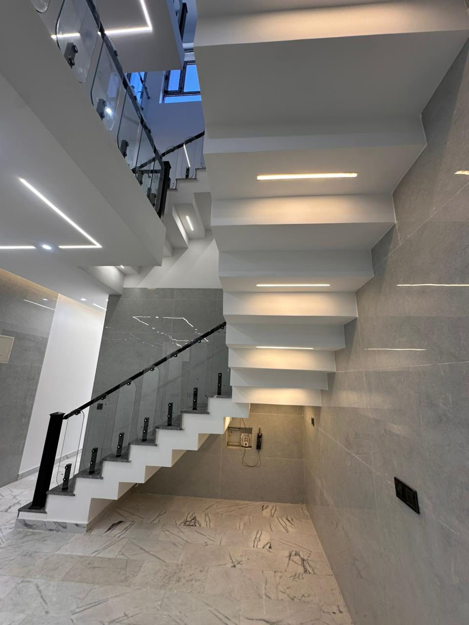 #مكتب_التاج _للاستثمار_العقاري 🏢
#للبيع #السيدية 🏡

✨ أفخم دار 100 متر في السيدية – Smart Home ✨

📐 تفاصيل العقار:
📏 المساحة: 100 م²
📐 الواجهة: 5 م
📏 النزال: 20 م

🏠 توزيع الطوابق:

🔹 الطابق الأول:
🛋️ صالة استقبال أنيقة
🍽️ مطبخ حار + بارد
🛏️ غرفة نوم
🚿 حمام بتصميم عصري

🔹 الطابق الثاني:
🛏️🛏️ غرفتين نوم
🏡 هول داخلي
🚿 حمام ملحق

🔹 الطابق الثالث:
🛌 سويت ماستر
🏠 هول داخلي
🧺 لوندري

📍 الموقع المميز:
📌 السيدية – مربع الضباط
📌 خلف شارع السفير
📌 مقابل التشجير
🌳 موقع هادئ وراقي

⚙️ مواصفات فاخرة:
🤖 نظام Smart Home
👆 نظام لمس Touch Point
🪨 مرمر إسباني فاخر لكامل البيت
📷 كاميرات مراقبة + WiFi
🪟 شبابيك دبل جام عازل
🌿 جلسة خارجية مميزة
🎨 ديكورات حديثة وتشطيبات عالية

💰 السعر:
💵 505 مليون دينار
🤝 قابل للتفاوض

📞 للاستفسار والتواصل:
📱 *********** 
📱*********** 

📍 زورونا في:
🏢 مكتب التاج للاستثمار العقاري
السيدية – مقابيل المدرسه الملكيه
