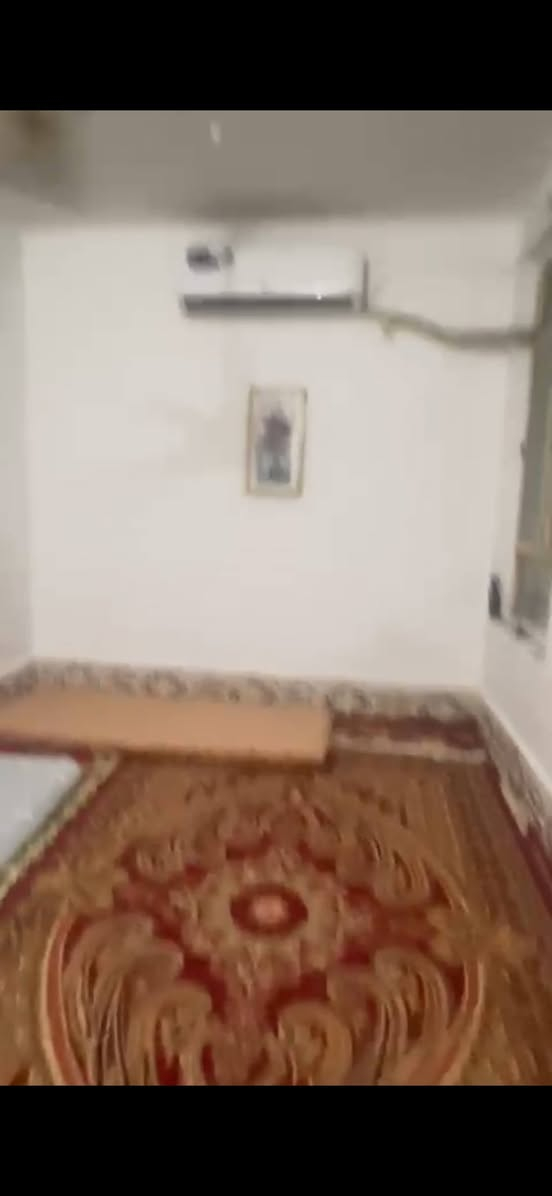 يتوفر منزل بمساحة 50 متر مربع، مكون من طابقين. يضم المنزل حمامًا وثلاث غرف، منها غرفتان بالطابق العلوي وغرفة استقبال واحدة بالطابق السفلي. كما يحتوي المنزل على صالة، ويشمل جهاز تكييف سبليت واحد. يقع المنزل في منطقة قريبة من مركز الولاية، على بعد أقل من 4.8 كيلومترات، ويأتي مع مطبخ مجهز بكونتر. كربلاء رقم التواصل***********

