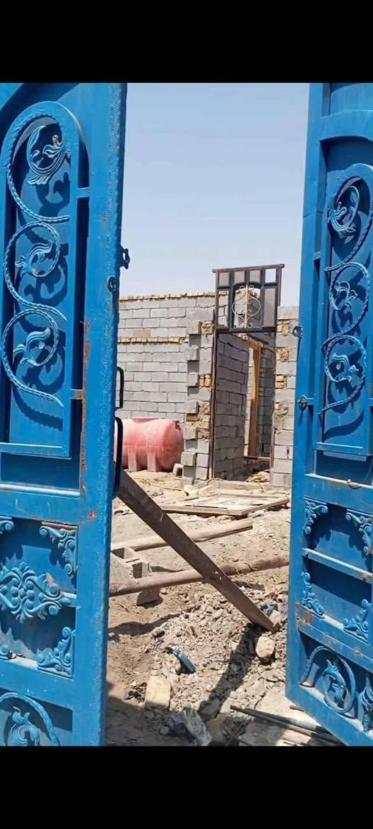 السلام عليكم
هيكل بيت 200م زراعي سند 25 اقرار محكمة 
في منطقة ال معالي قرب الحولي بتجاة النفق 
يتكون البيت من غرفتين وصالة وستقبال ومطبخ وصحيات داخليه وخارجيه وطارمه البناء واصل للشباك 
قريب من خدمات 
السعر 13 مليون 
أي استفسار ***********واتساب
