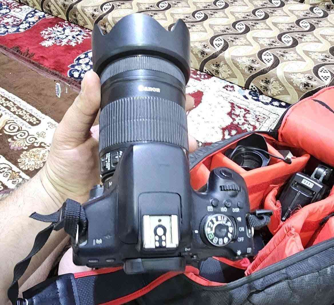 كاميرا كانون D750 الغنية عن التعريف
شاشة لمس قلاب بلوتوث واي فاي 
كرب باتري مع ٣ بطاريات وشاحنة عدد ٢
عدسة 55/18
عدسة/135/18
عدسة 90/300فقط هاي بيها مشكلة بالزوم 
كاميرا نظيفة 
مراوس فقط بنيكون حسب القناعة
*********** بيجي, صلاح الدين

