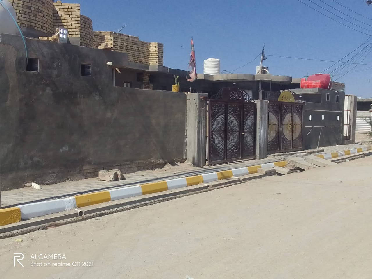 سلام عليكم
بيتين طابو  طبك للبيع ذو مساحه 450 ركن شارعين 
 كل بيت يحتوي على  غرفتين 4 ف 5 وصاله 8 ف 4 وديوانيه 7 ف 4 ومطبخ 5ونص ف 4  وصحيات داخليه وخارجيه و محلات عدد 3 العنوان سايدين قبل شارع 30
للاستفسار اتصال ع الارقام التاليه ***********
الرقم الثاني ***********
