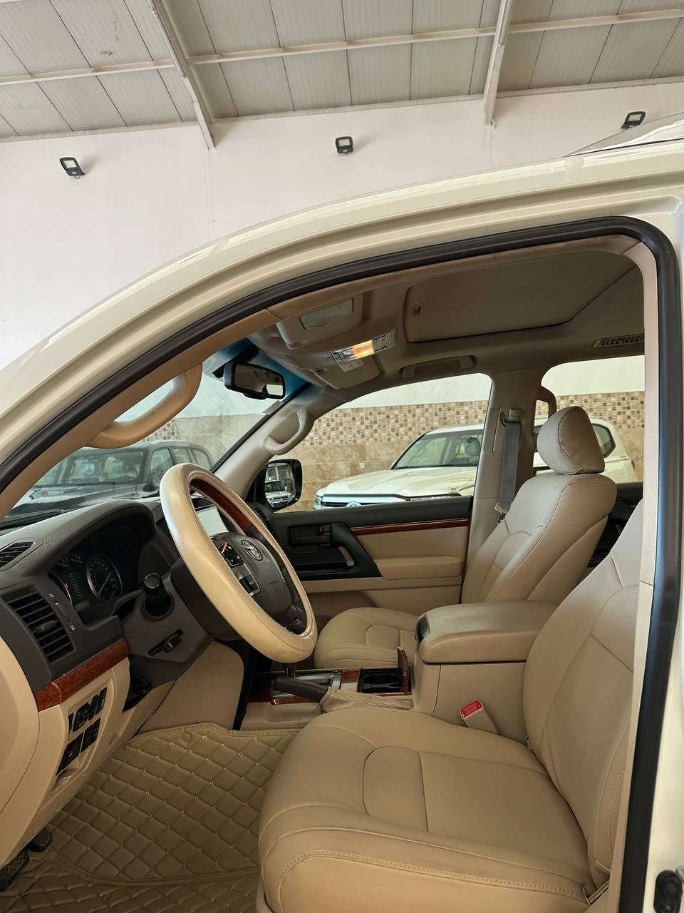 سلام عليكم لاندكروزر 2015ساز ماشية 500الف دعامية الوره نصهه مصبوغه والباقي رصعات بسيطه مكينه كير كفالة عامة السعر 38$وبيهه مجال عنواني بغداد اتصال ***********
