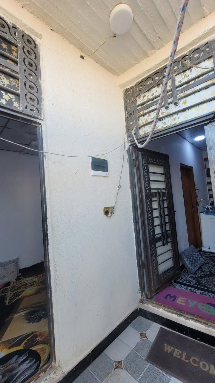 سلام عليكم توفر بيت للبيع بمساحه 63متر  العنوان الجزيره منطقت زين العابدين يتكون البيت غرفه وحده ومطبخ وحمامات داخليه وخارجيه وديوانيه السعر36 وبي مجال السقف كونكريت لبيت مرتب 
للستفسار ***********
