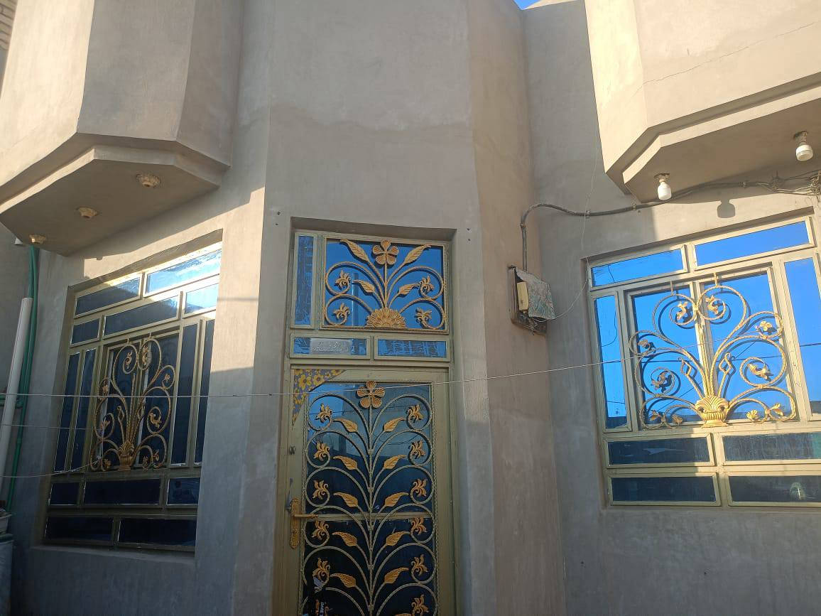 السلام عليكم بيت للبيع يرهم مبادره من لديه استماره موقع العقار  الشراكيه السابعه جهه العزل قرب الواقعه شارع الخياط المساحه 150متر طابق واحد يحتوي على غرفتين وصاله ومطبخ واستقبال وصحيات كونكريت مسلح الارضيه كاشي والسطح شتايكر بناء سنه 2021 البيت نضيف ومرتب رقم العقار 7/467 مقاطعه 17 السعر 110وبي مجال للشراي البيع مستعجل للاستفسار زياره المكتب في شارع الاسكان قرب صيدليه الحرمين او الاتصال على ***********-استاذ حيدر
