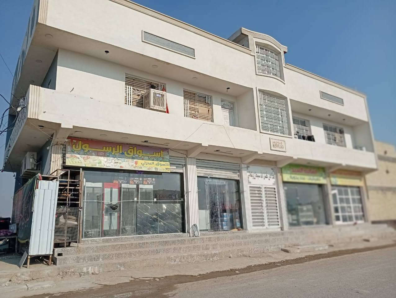 للبيع بناية مساحة ٢٥٠م ركن على شارعين وصايره على شارع تجاري عنوانها الصابيات شارع الاعمدة خلف معمل الاسفنج
بيها شقق ثنين مؤجرات وبيها محلات ٤
وبيت كامل طابقين 
السعر 550 مليون قابل للتفاوض
للاستفسار اكثر 
***********
***********
