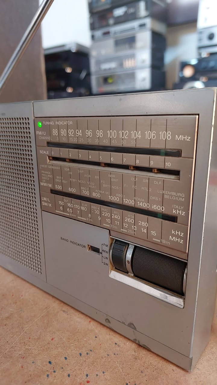 السلام عليكم.. عرض #2026003
راديو سوني SONY ICF-1200 
سحب واضح و نقي جدا، موضح في الفيديو.
يعمل بطاقة الباتري و كهرباء مباشر ..
شغال بدون عيب، نقص فقط ذراع التنقل (اليده). 
السعر نهائي 60 الف دينار عراقي .. توصيل مجاني..
 مكاني سليمانية... يوجد توصيل كافة المحافظات.
Mustafa Electronics 
Audio , Video & Electronics
Whatsapp: ***********
