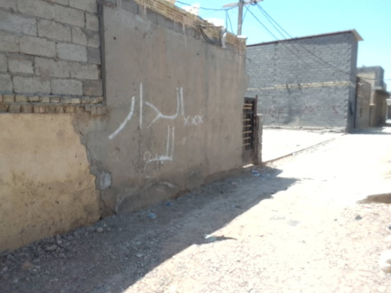 السلام عليك ورحمه وبركاته منزل 
للبيع يحتوي على 2 غرف نوم و مطابخ و حمام
واستقبال بناء نص سيندويج و نص عكاده 
الموقع بغداد مدينة الصدر منطقة الحميدية 
مقابل اسواق حسون أو الشويلات و المضمد علي بو فاطمة كافة الخدمات من ماء ومجاري و
مضمدين ومحلات السعر مناسب 
تصل على الرقم *********** موجود على الواتساب
