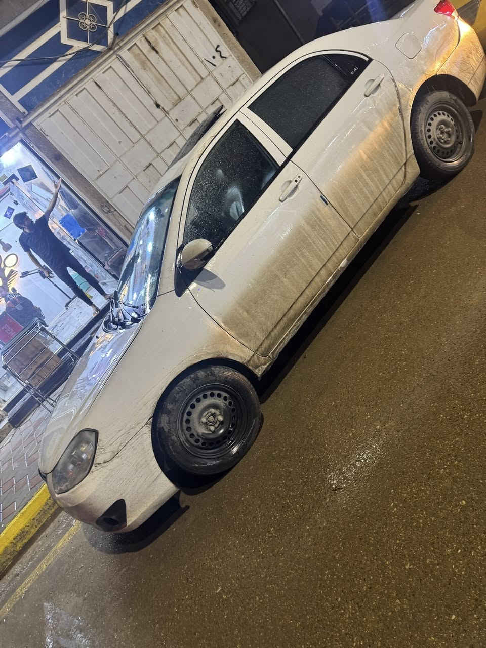 السلام عليكم بي واي دي ٢٠١٣ معروفه مواصفاتها صدرها عوزه ربلات بس كير محرك خير من الله المكينه بيها جبنه بل وجه تنضح دهن قليل التبريد يشتغل عندي بس ذب الغاز مالته من الكبس مال الصونده  بيها طخه بل مكان لي مأشر علي مكانها واسط الكوت السعر ٤٥ وبيها مجال للستفسار ***********
