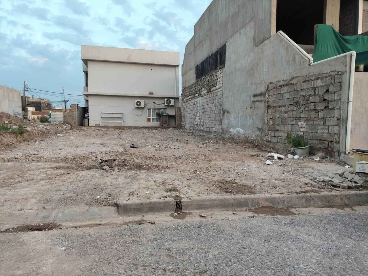 قطعه ارض للبيع طابو صرف 
المساحه 200 متر  واجهه 10في 20
تباع كامل او نص 
موقع مميز حي الأسرى خلف صيدليه الجواهر وجامع العدل 
السعر 150 مع المجال 

للاستفسار الاتصال ***********
او مراجعة مكتب القاسمي للعقارفرع٣ عنوان المكتب حي الأسرى مقابل صيدلية الجواهر
