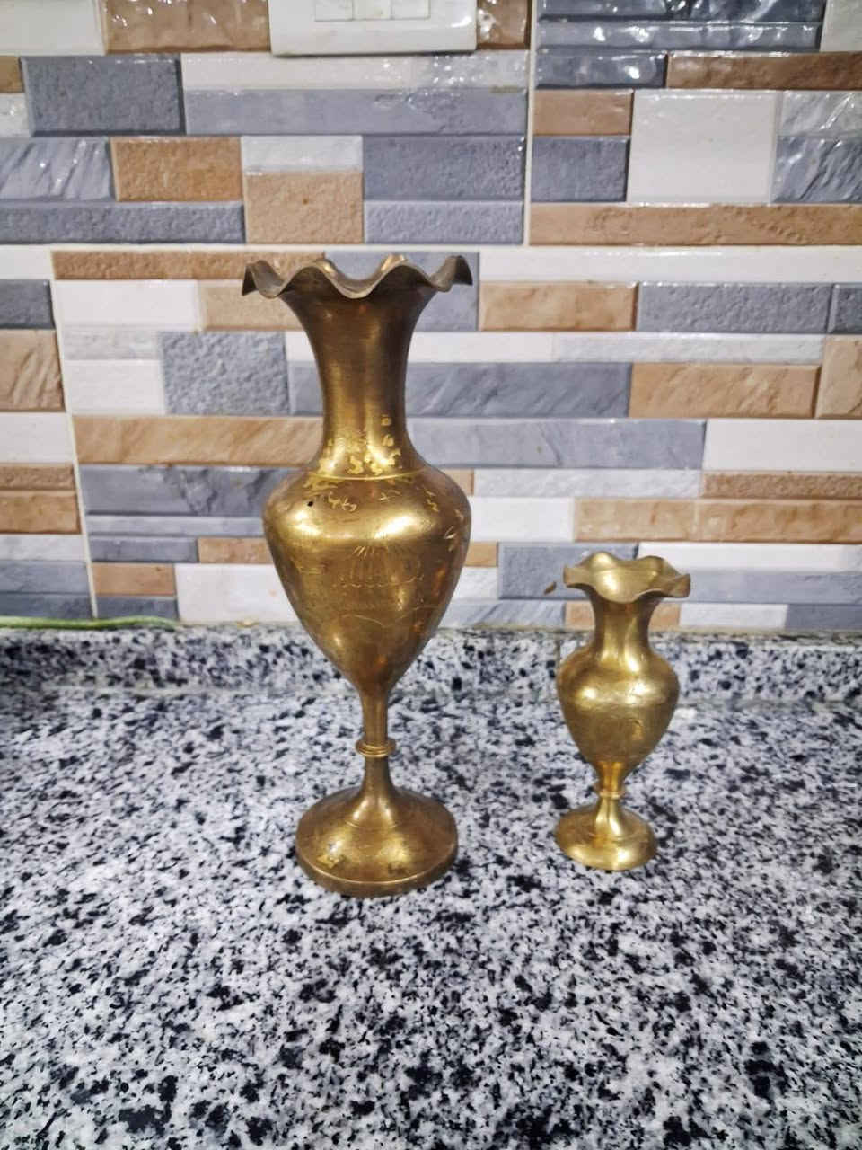 مزهريتين دمشقي. 
حجم جيد.
بسعر مناسب


**إذا كنت صاحب هذا الإعلان وتريد حذفه لأي سبب، رجاءا أرسل رسالة إلى الدعم الفني**