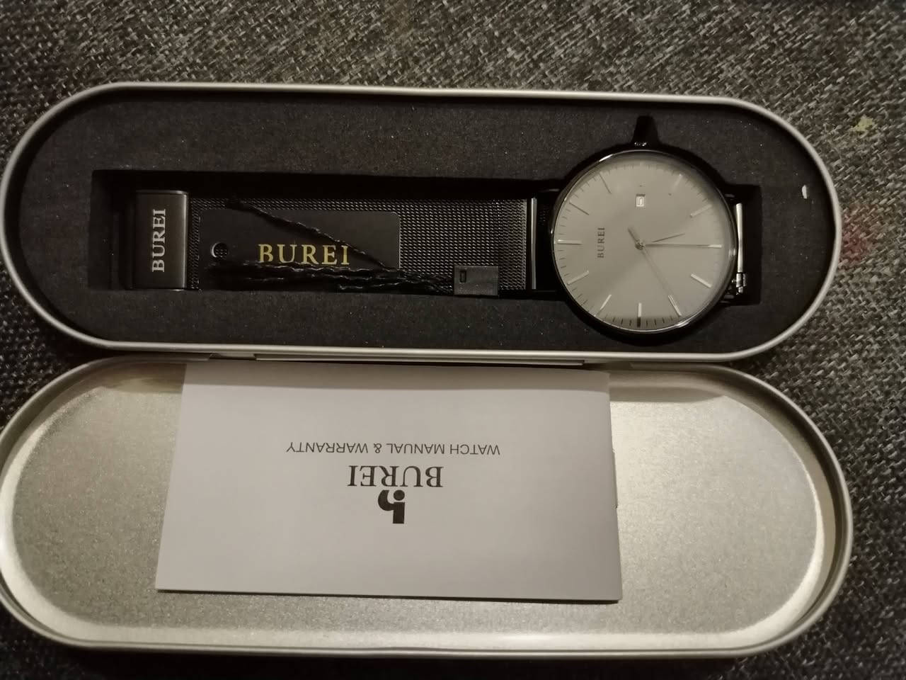 ساعة ماركة بوراي اليابانية 
أنيقة للاستخدام اليومي] : ساعة أنيقة بتصميم بسيط وعصري، بخطوط واضحة تُبرز ملمسها الفريد. هذه الساعة البسيطة مناسبة لجميع المناسبات.

[الحركة]: تتميز الساعة بحركة كوارتز يابانية دائرية كبيرة تضمن دقة الوقت. يعرض التاريخ التناظري عند الساعة 3، مما يسهل قراءة الوقت.

[المواد]: زجاج عالي الصلابة مقاوم للخدش، وهيكل من الفولاذ المقاوم للصدأ وسوار من الجلد الطبيعي يوفران راحة فائقة عند الارتداء.

[مقاومة للماء حتى 3 ضغط جوي] : مناسبة للاستخدام اليومي، مقاومة للرذاذ والمطر؛ غير مناسبة للغوص أو السباحة أو الغطس أو أي نشاط مائي


**إذا كنت صاحب هذا الإعلان وتريد حذفه لأي سبب، رجاءا أرسل رسالة إلى الدعم الفني**