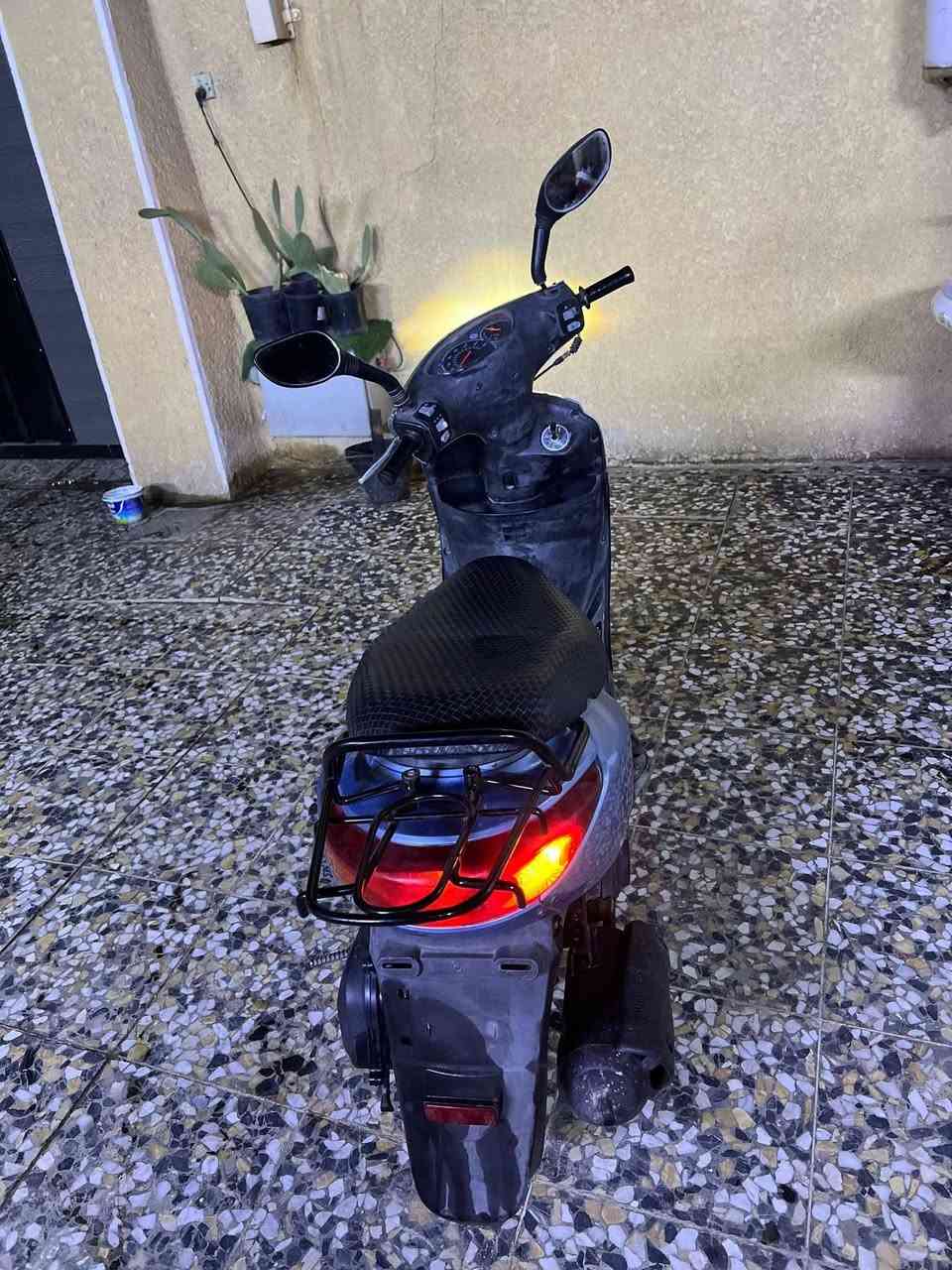 السلام عليكم درجه بريز مكينه مفتوحه خرسه بس بيهه كطعه من الكابريتر تشتغل هندر وسلف مكاني   كهربائيات كلهه شغاله رقم *********** رايدهه ٣٥٠ وبيهه مجال
