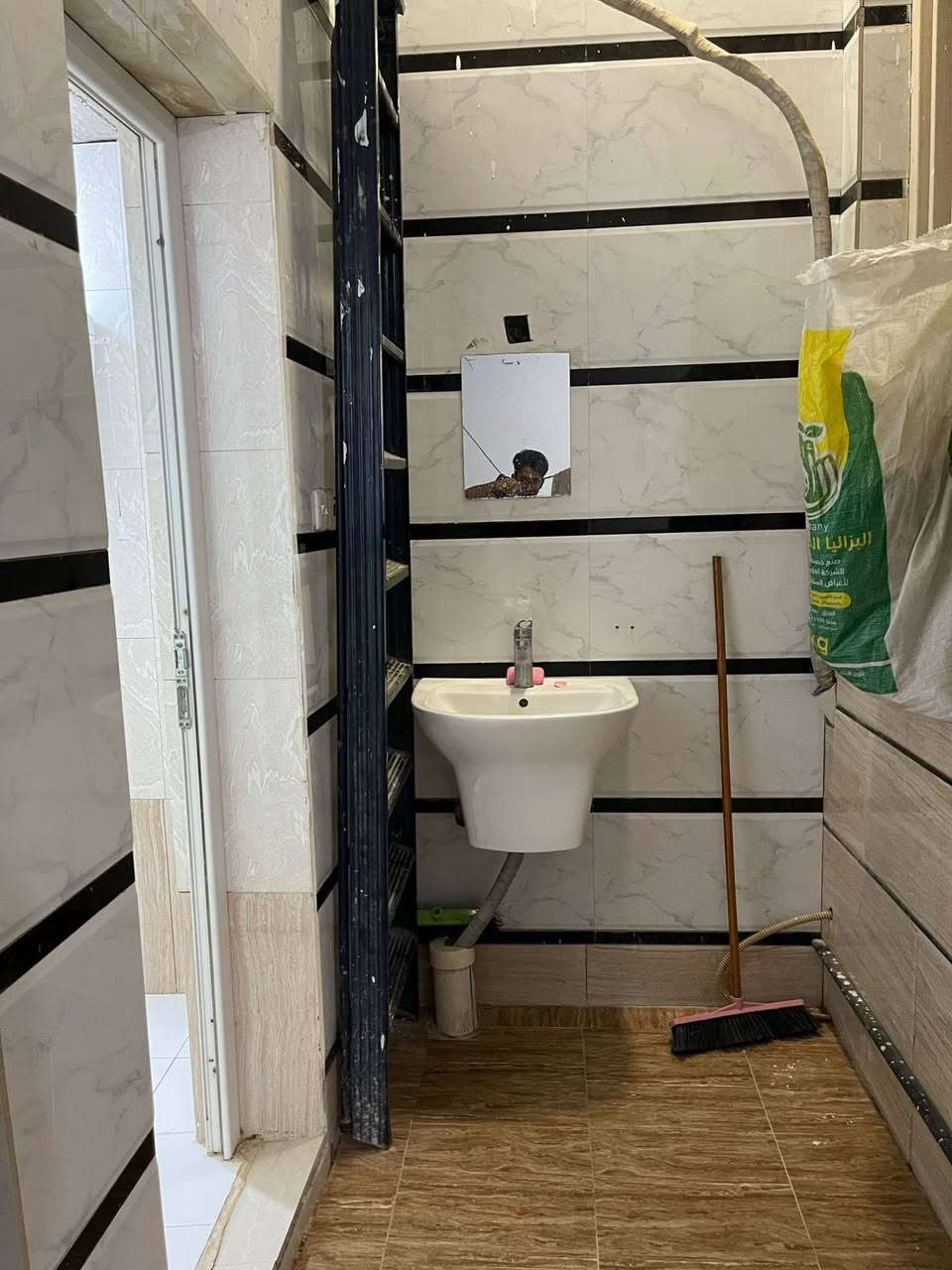 دار سكن للبيع 

العنوان / حي آور شارع السبيس 

المساحه / 150 م 

تفاصيل البناء / طابقين مسلح 

ط١/ صاله استقبال غرفه مطبخ صحيات داخليه وخارجيه 

ط٢/ صاله . ٣ غرف نوم . صحيات 

للمزيد من المعلومات يمكنكم التواصل معنا على الرقم الآتي 

***********

***********
