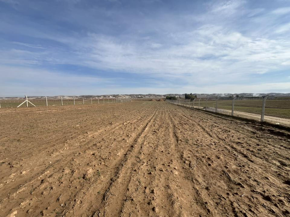 قطعة ارض زراعية 4 دونم للبيع
قطعة زراعية 4 دونم مسيجة بالكامل ومحفور بيها حوض 

عمق: 2 متر 

عرض: 5 متر

طول= 10 متر

📍العنوان/ بنجا علي/ طريق ليلان / خلف محطة الغاز / قرب معمل الجص

واتساب= ***********

*********

زەویەکی زراعی 4 دۆنم بۆ فرۆشتن

زەویەکی زراعی 4 دۆنم بە دەوری سیاج کراوە و حەوزێکی تێایە:

قولی= 2 مەتر 

پانی= 5 مەتر

درێژی= 10 مەتر

📍ناونيشان: پەنجا عەلی / ڕێگای لەیلان / پشت مەحەتەی غازەکە / نزیک مەعمەل گەچ

واتساپ= ***********
