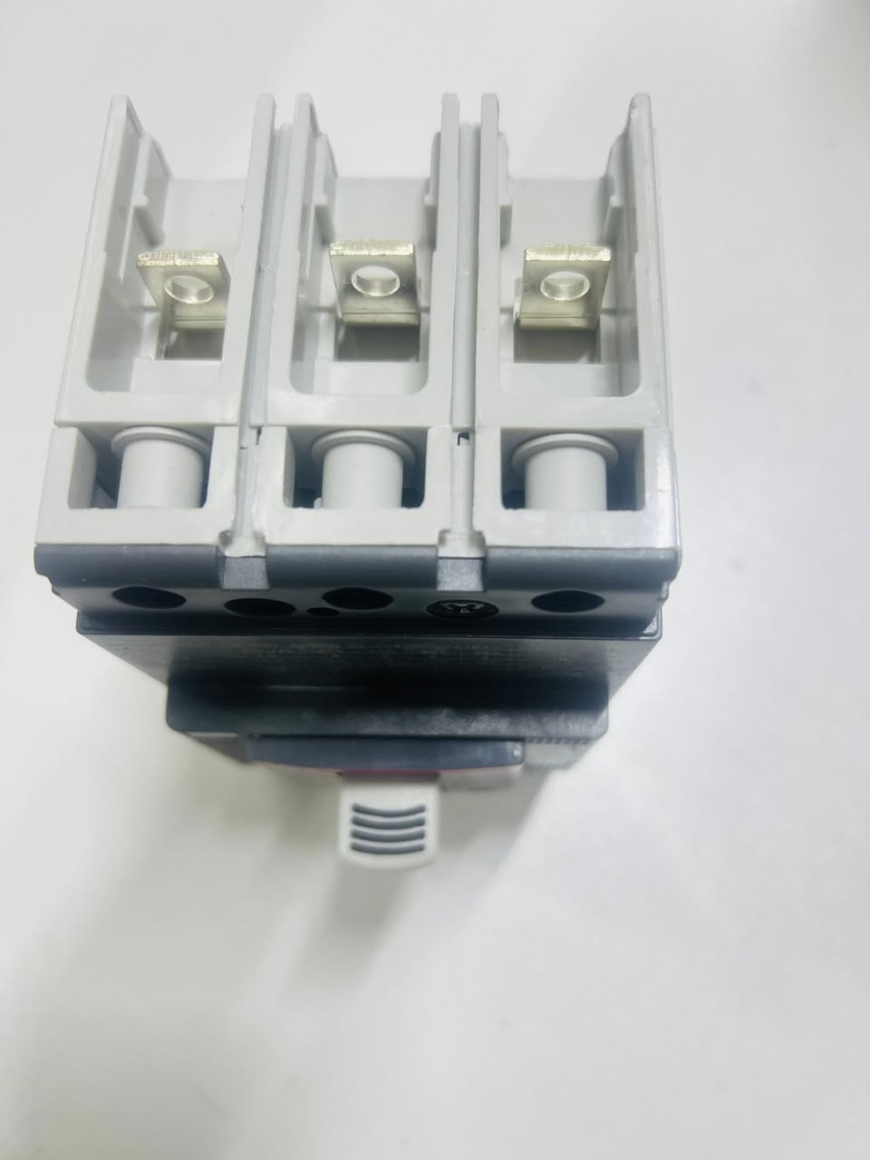 لام عليكم ورحمة الله وبركاته يتوفر لدينا قاطع ABB 160A/100A ثلاثي ورباعي استفسار *********** بغداد شورجه عكد النصاره شركة الابداع
