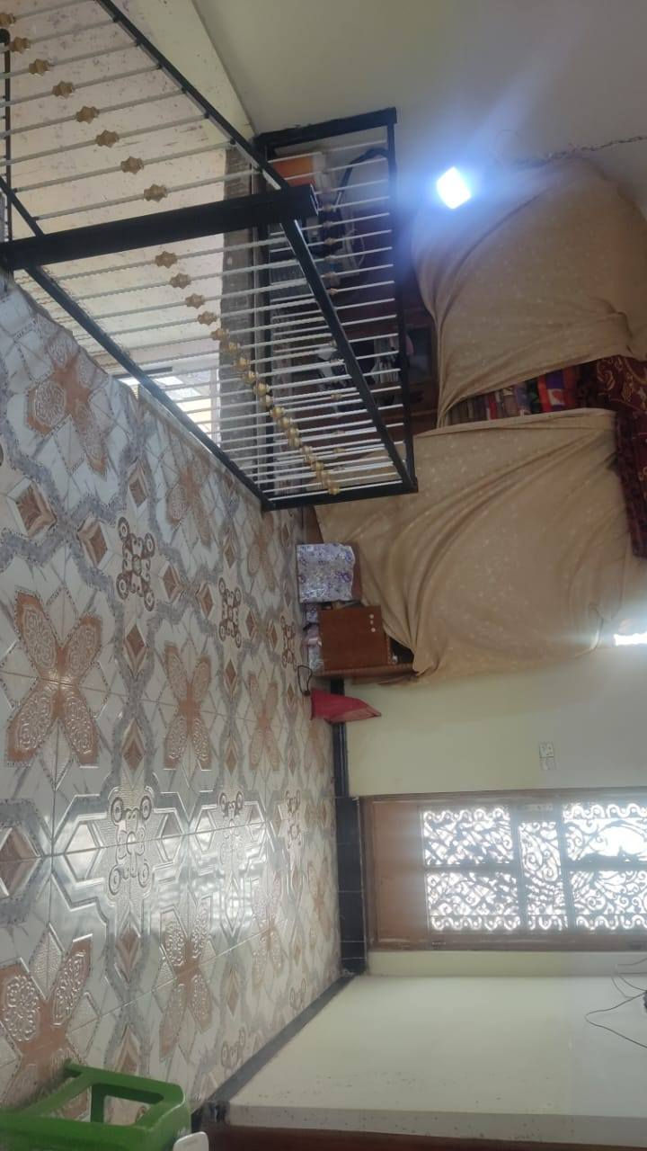 سلام عليكم
بيت 100بل سند اما واقع حال اكثر 100 تقريبن 130 قاطين يحتوي على 4غرف نوم استقبال حولي مطبخ حار او بارد حمام داخلي حمام خارجي او تواليت البيت طابوك كامل ما عدا الخارج مثل ما واضح بل صوره المطبخ يرادله تبديل سيراميك المجاري مربوطه عل مجاري الرئيسيه النصر وسلام مقابيل شركه الفارس 

السعر 85 بي مجال بسيط رقم تلفون ***********
