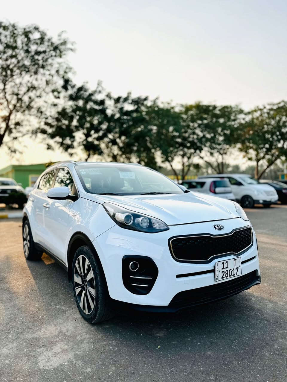 السلام عليكم 
Kia Sportage 
الموديل 2018 
السياره خليجيه كفاله عامه 
______
محرك 2000 دوش 
حساسات اماميه
حساسات خلفيه 
زراك لايت 
كامره دواره 
شاشه
قطعتين تبريد 
تحكمات ستيرين 
مري شفط 
ويل كاب كروم 
____
السعر 183
مكان السياره بابل
***********

